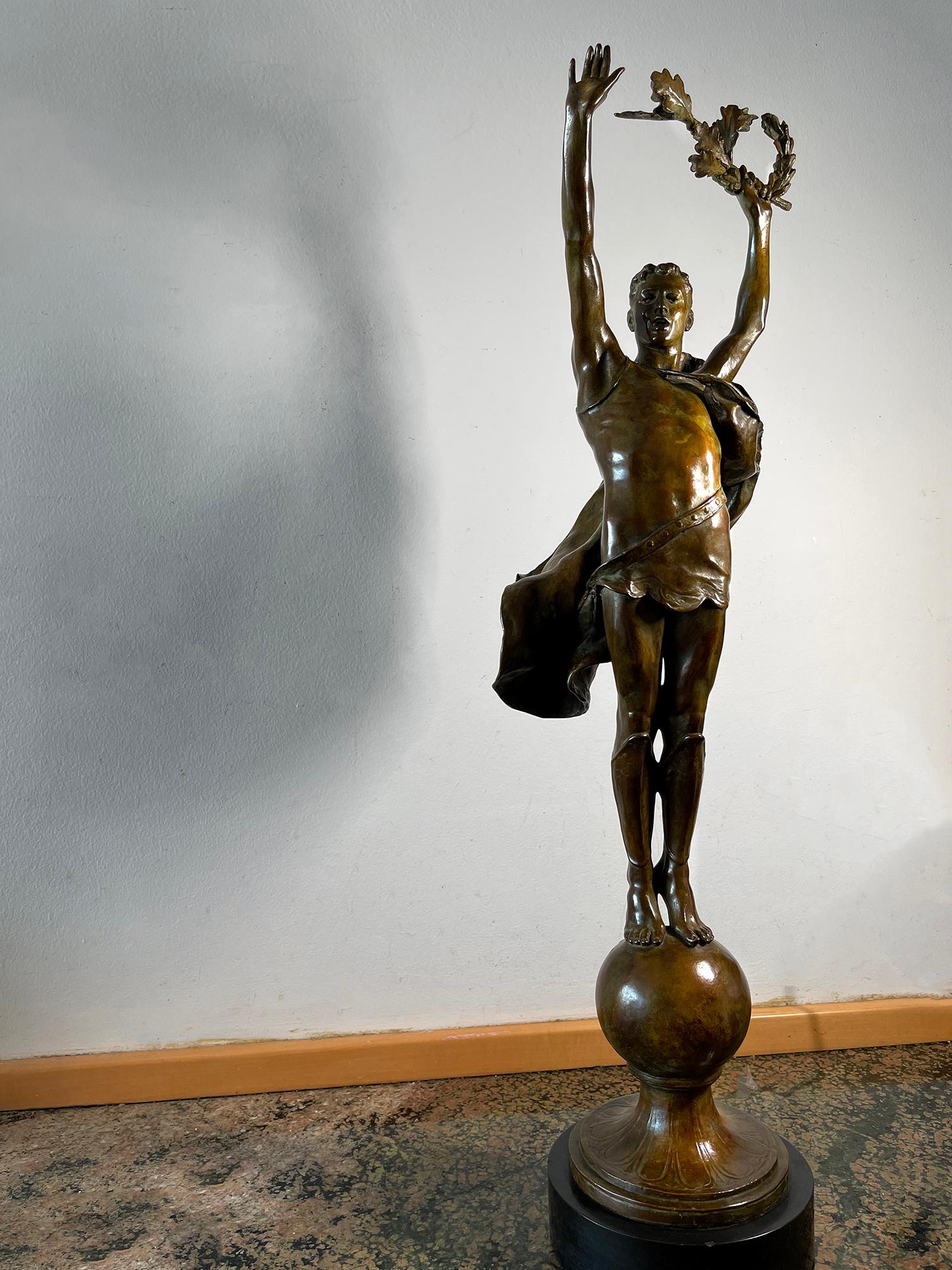 Victory - Jeune homme athlétique au basket-ball classique  (sculpteur féminin) en vente 6