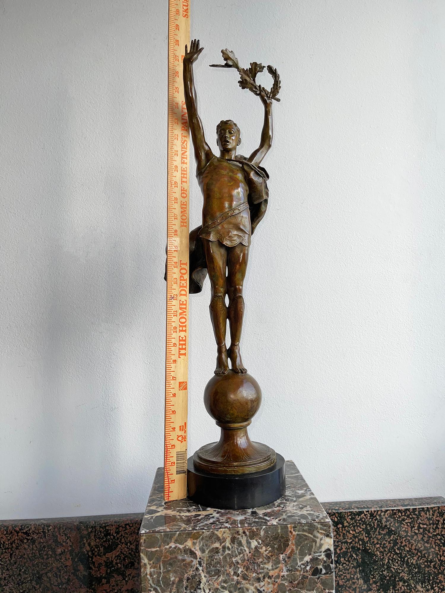 Victory - Athletic Young Man in klassischer Pose,  (Frauenbildhauerin) im Angebot 9