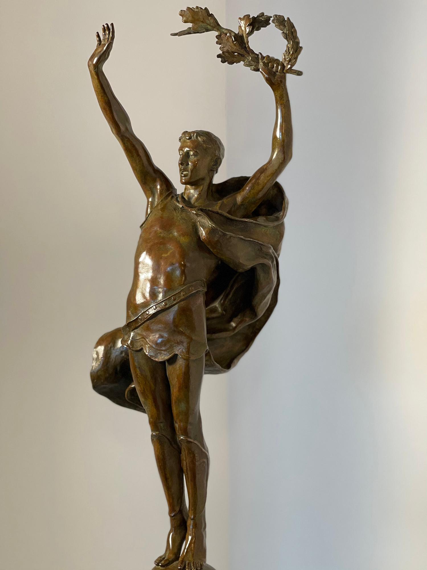 Victory - Athletic Young Man in klassischer Pose,  (Frauenbildhauerin) im Angebot 10