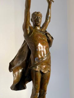 Victory - Athletic Young Man in klassischer Pose,  (Frauenbildhauerin)