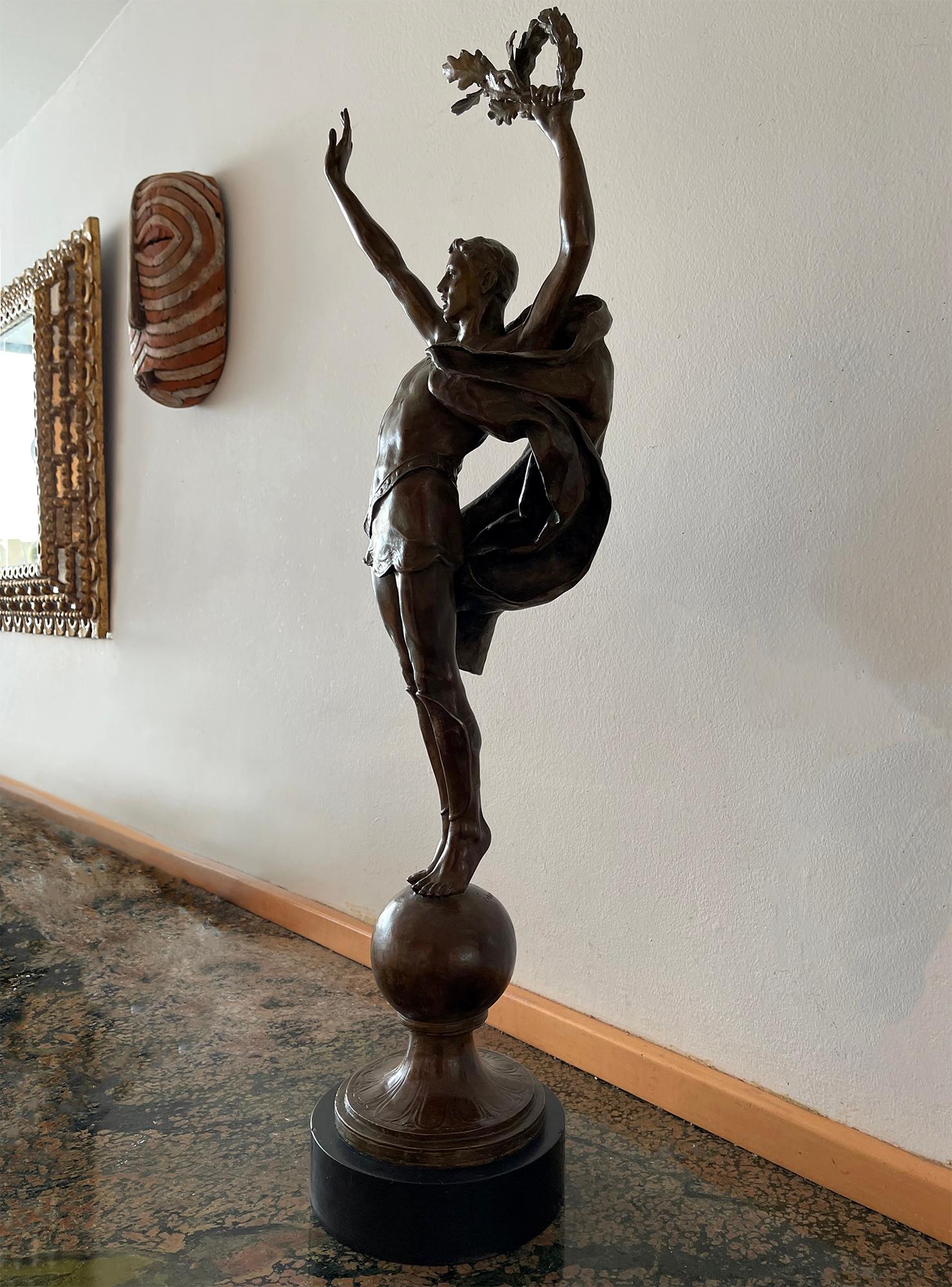 Victory - Jeune homme athlétique au basket-ball classique  (sculpteur féminin) - Académique Sculpture par Evelyn Beatrice Longman
