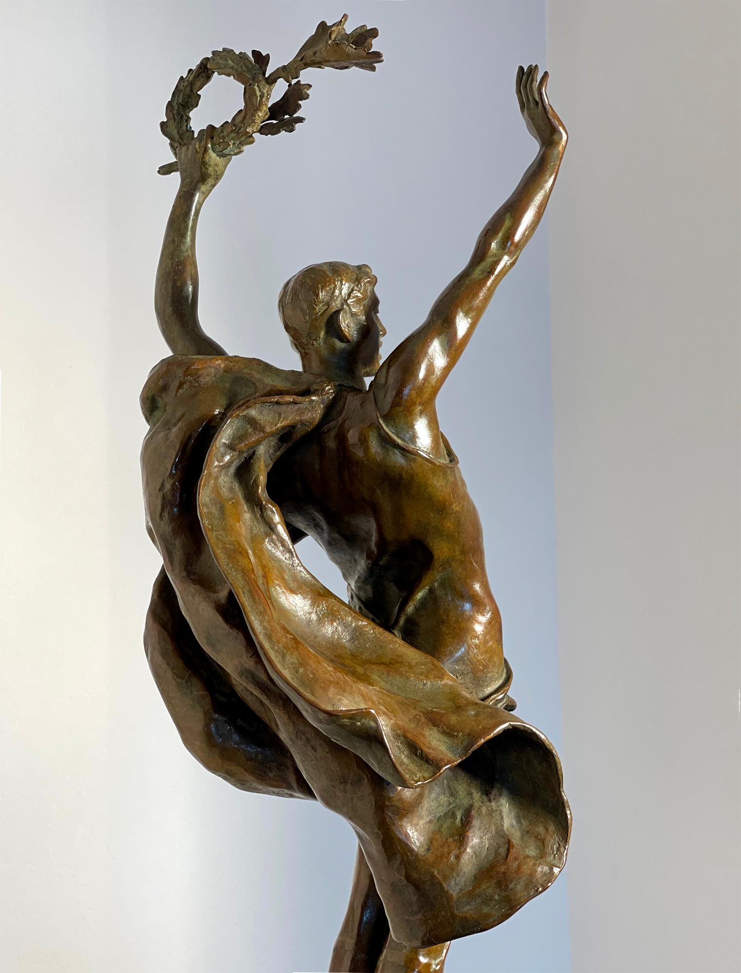 Victory - Jeune homme athlétique au basket-ball classique  (sculpteur féminin) - Or Nude Sculpture par Evelyn Beatrice Longman