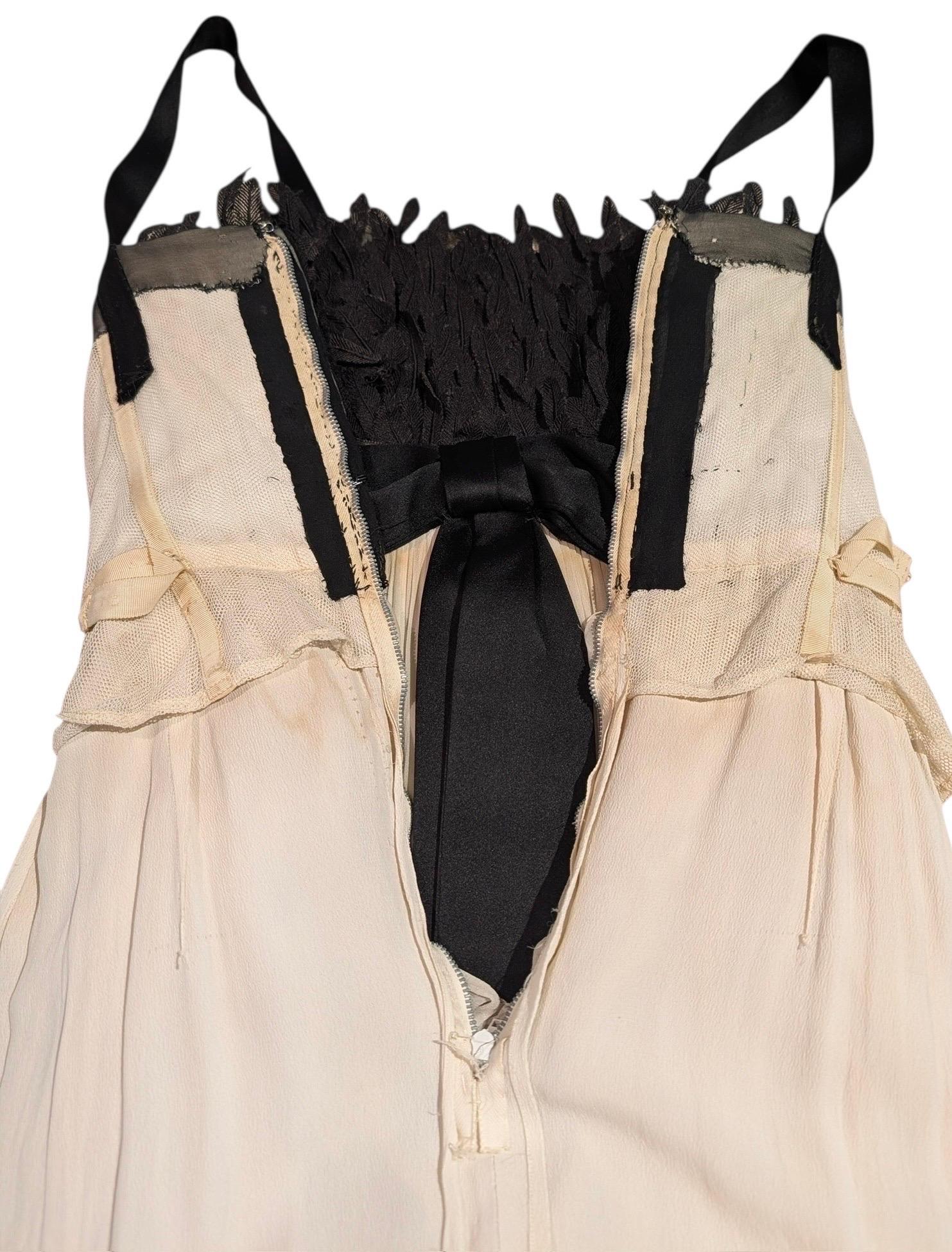 Evelyn Byrnes 1960s Black Appliqué and Ivory Pleated Empire Gown (Robe Empire plissée en ivoire) en vente 5