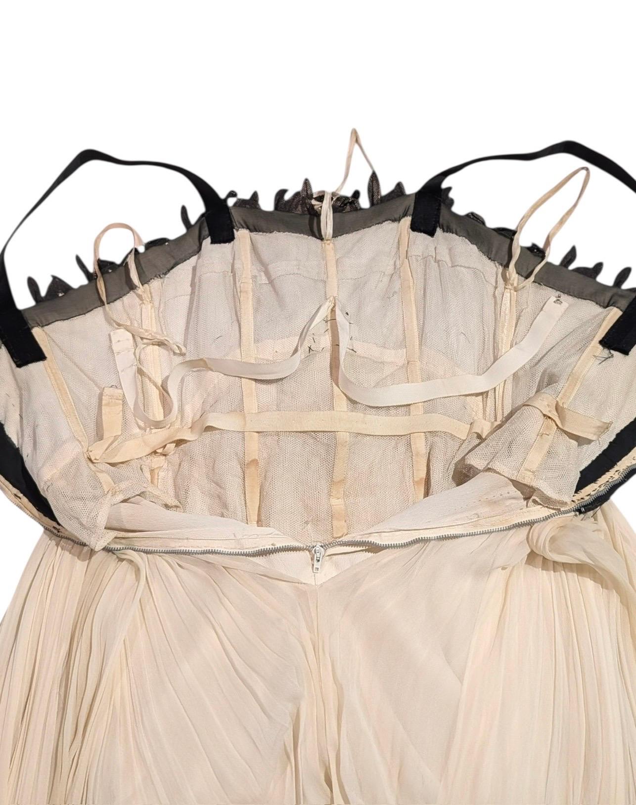 Evelyn Byrnes 1960s Black Appliqué and Ivory Pleated Empire Gown (Robe Empire plissée en ivoire) en vente 6