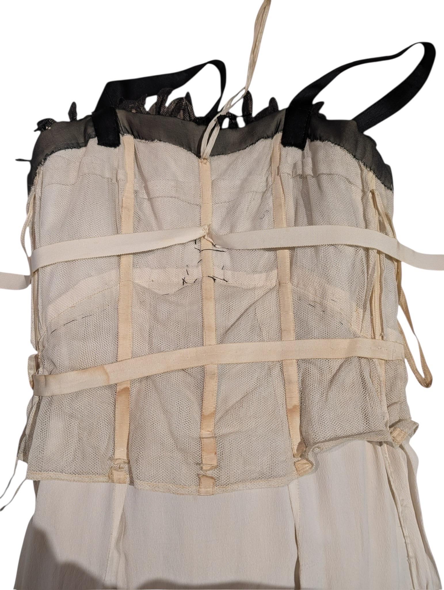 Evelyn Byrnes 1960s Black Appliqué and Ivory Pleated Empire Gown (Robe Empire plissée en ivoire) en vente 7