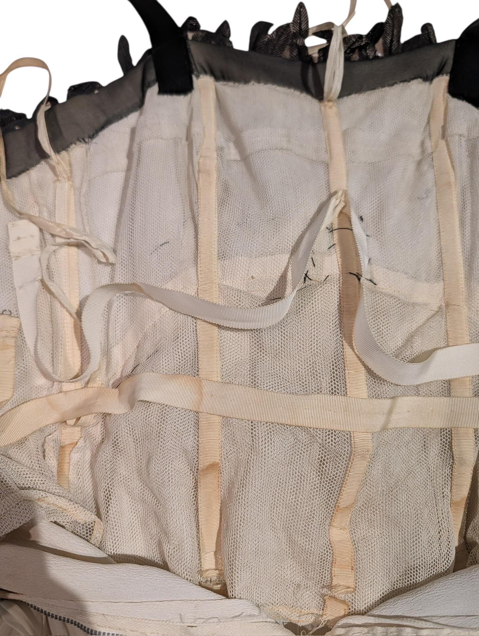 Evelyn Byrnes 1960s Black Appliqué and Ivory Pleated Empire Gown (Robe Empire plissée en ivoire) en vente 8