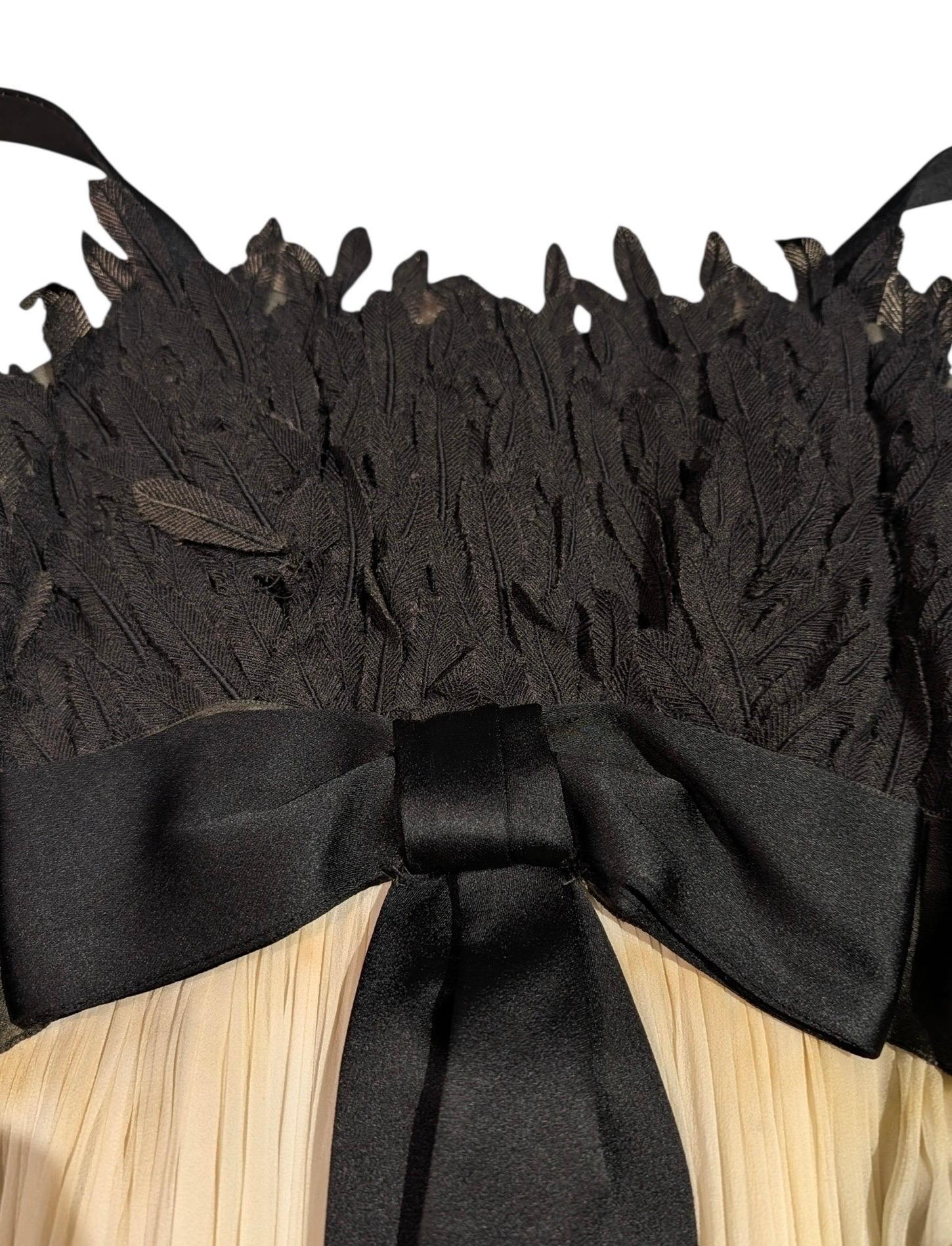 Evelyn Byrnes 1960s Black Appliqué and Ivory Pleated Empire Gown (Robe Empire plissée en ivoire) en vente 9