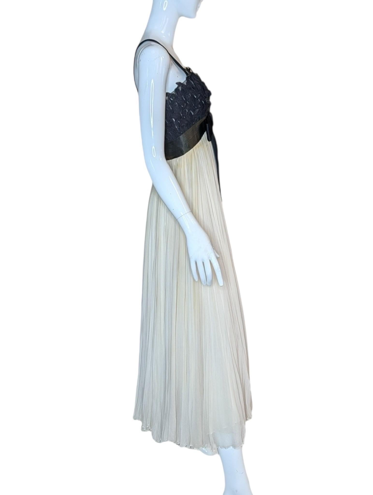 Noir Evelyn Byrnes 1960s Black Appliqué and Ivory Pleated Empire Gown (Robe Empire plissée en ivoire) en vente