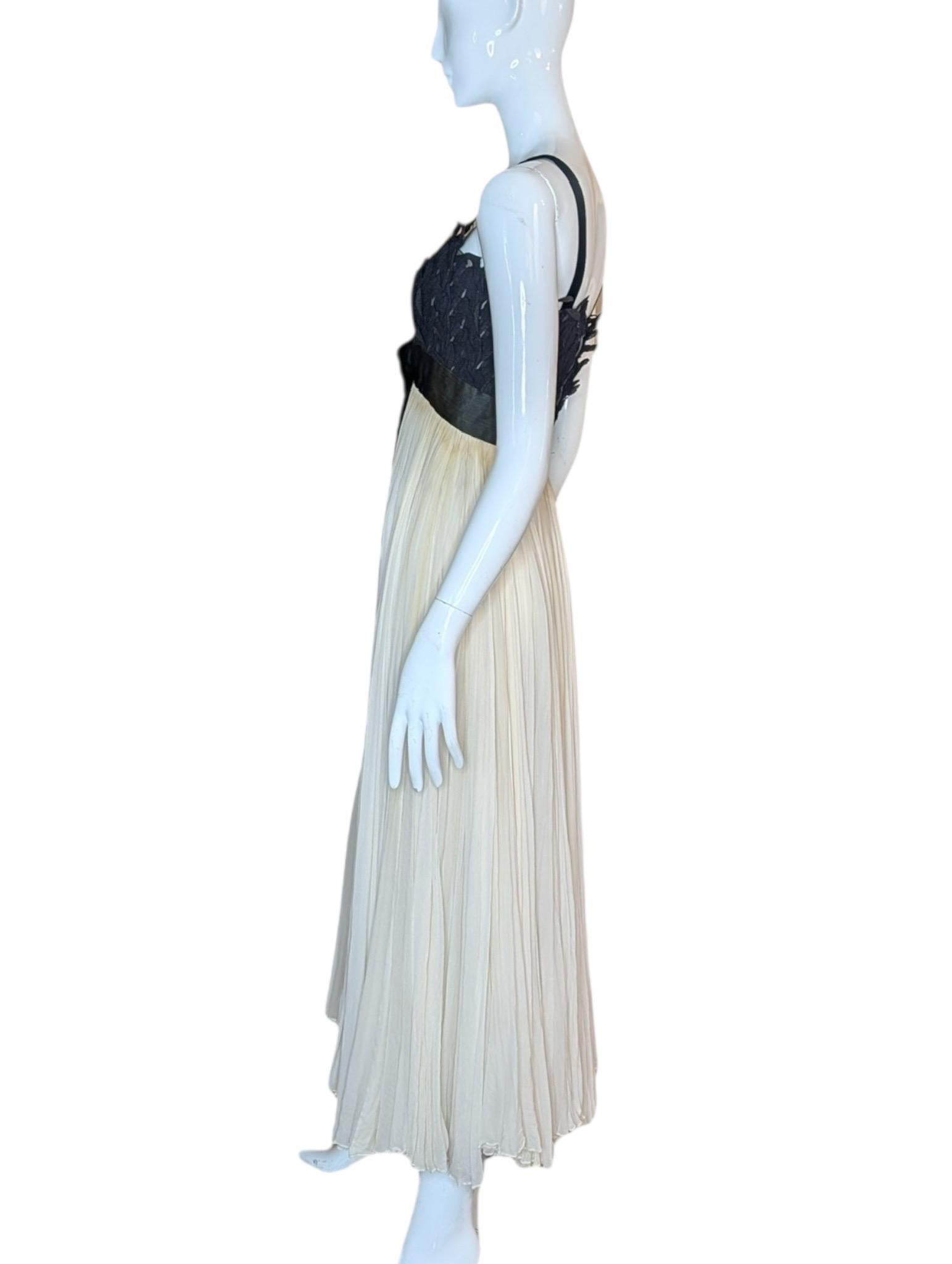 Evelyn Byrnes 1960s Black Appliqué and Ivory Pleated Empire Gown (Robe Empire plissée en ivoire) Bon état - En vente à Kingston, NY