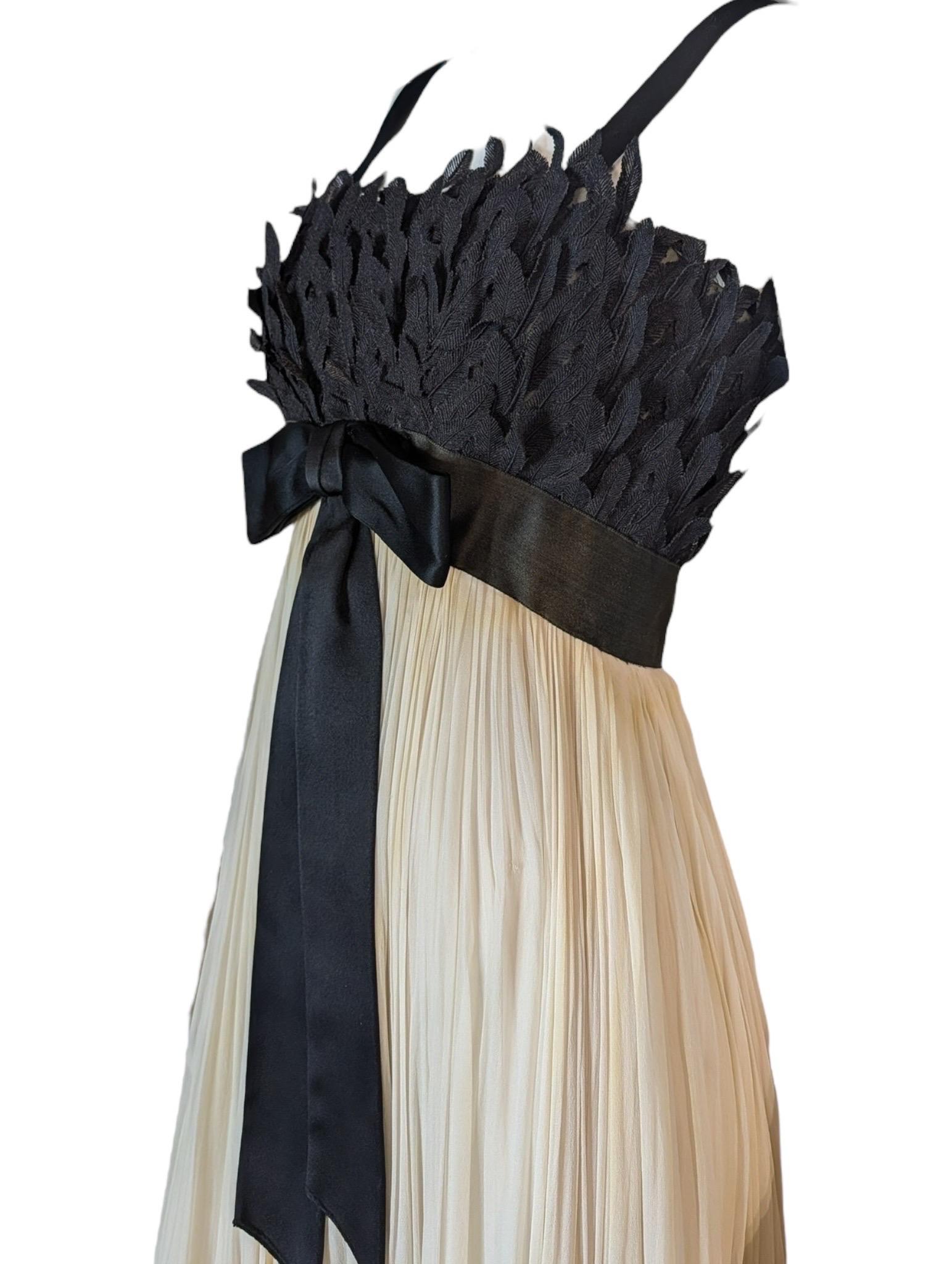 Evelyn Byrnes 1960s Black Appliqué and Ivory Pleated Empire Gown (Robe Empire plissée en ivoire) Pour femmes en vente