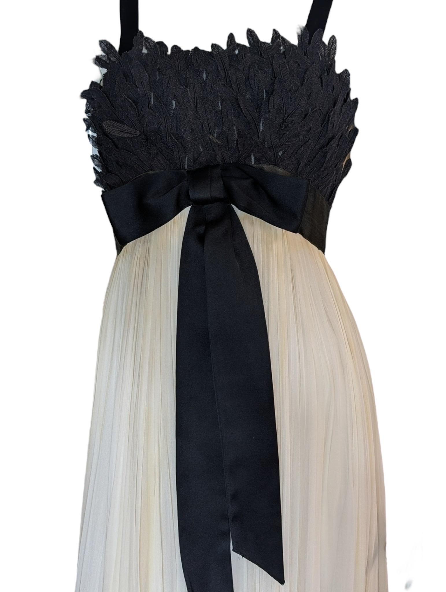 Evelyn Byrnes 1960s Black Appliqué and Ivory Pleated Empire Gown (Robe Empire plissée en ivoire) en vente 1