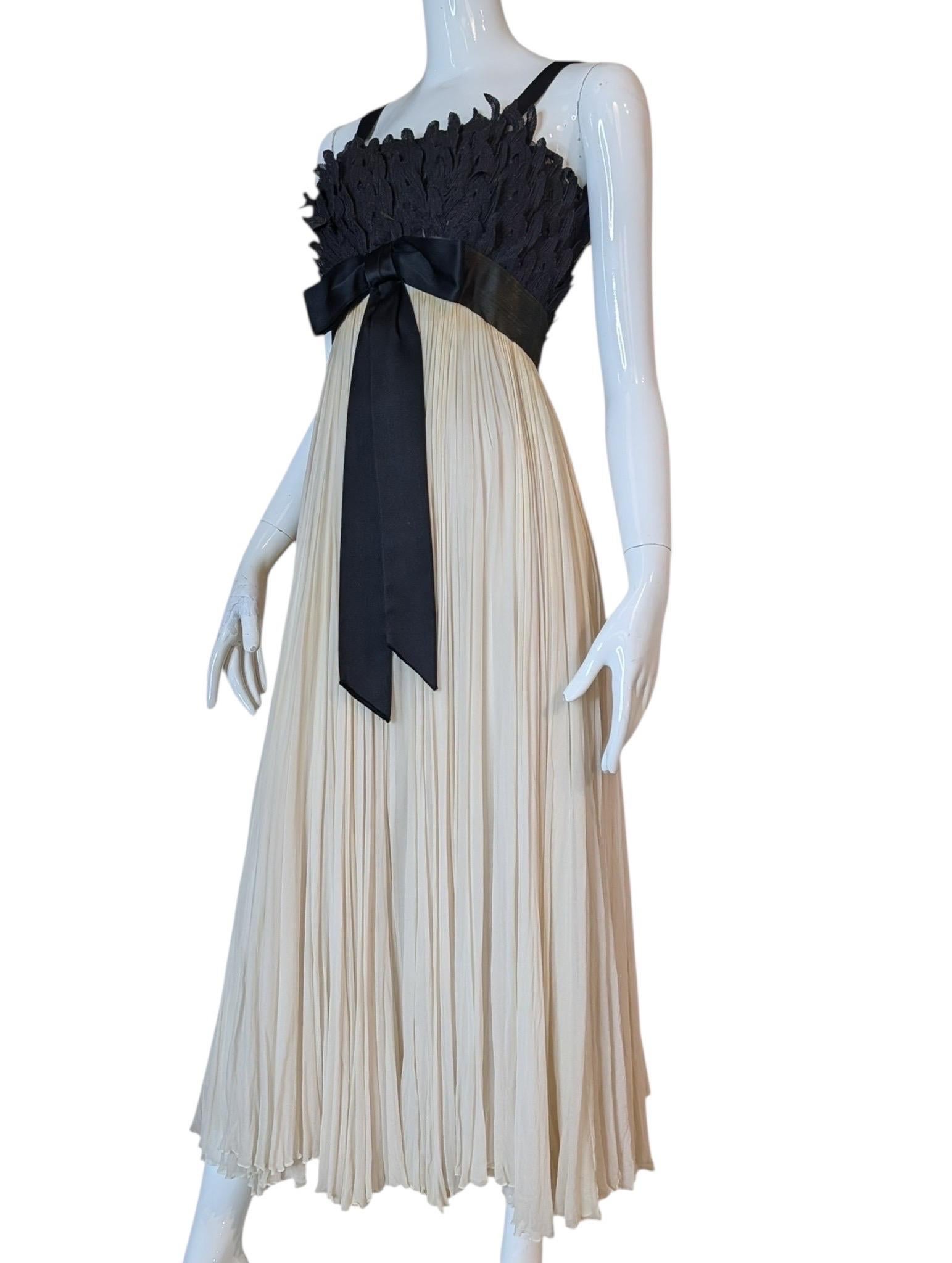 Evelyn Byrnes 1960s Black Appliqué and Ivory Pleated Empire Gown (Robe Empire plissée en ivoire) en vente 2