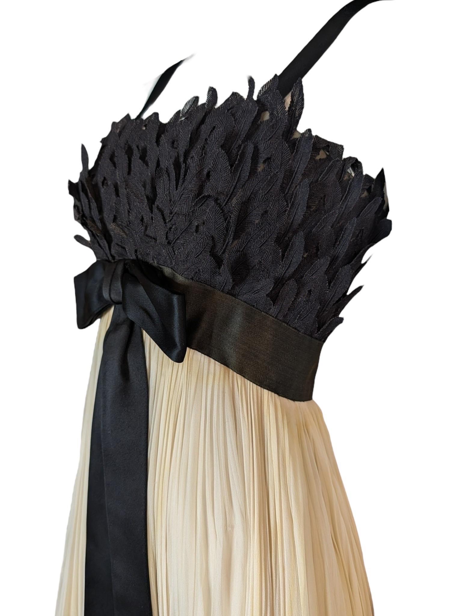 Evelyn Byrnes 1960s Black Appliqué and Ivory Pleated Empire Gown (Robe Empire plissée en ivoire) en vente 3