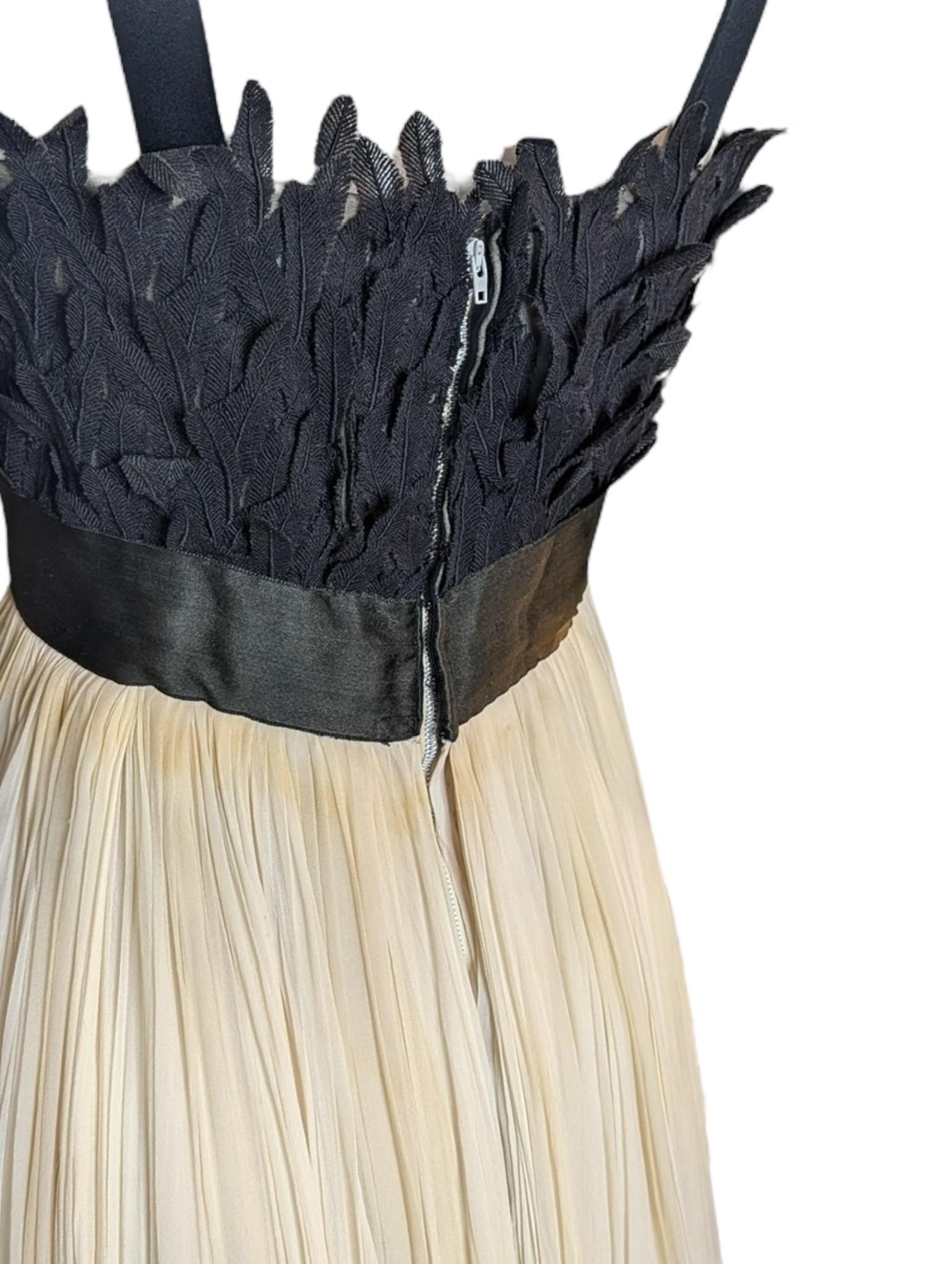 Evelyn Byrnes 1960s Black Appliqué and Ivory Pleated Empire Gown (Robe Empire plissée en ivoire) en vente 4