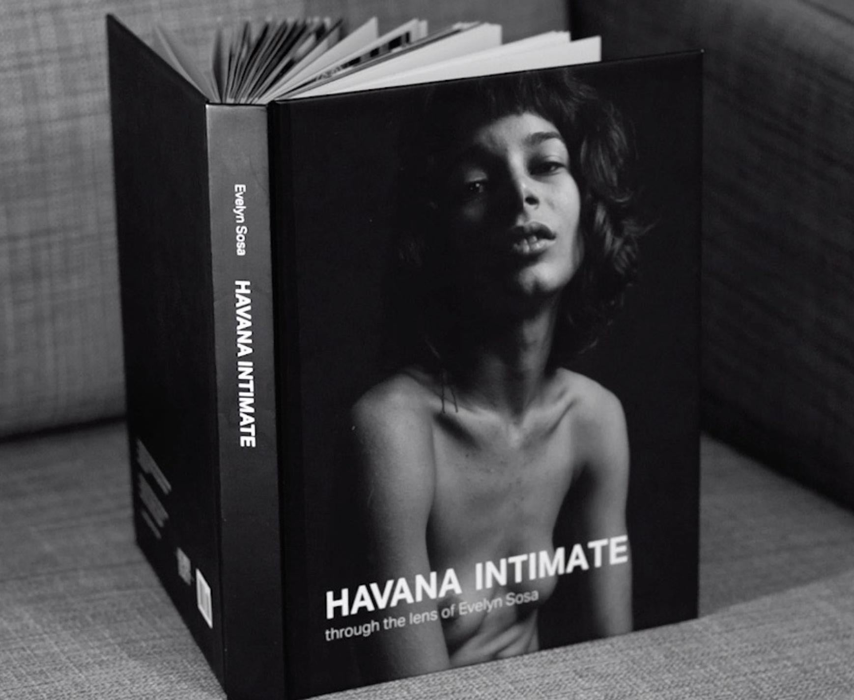 Havanna Intim, 
Durch die Linse von Evelyn Sosa
Hardcover; 171 Seiten mit edlem, mattem Papier 200gsm





____________________
Evelyn Sosa wurde 1989 in Havanna, Kuba, geboren. Die aufstrebende Fotografin, die sich auf Porträts spezialisiert hat,