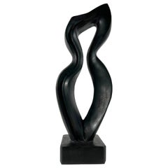 Scultura contemporanea in basalto nero svizzero di Evelyne Brader-Frank, intitolata "Amadea".