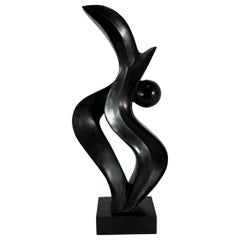 Scultura contemporanea in basalto nero svizzero di Evelyne Brader-Frank, intitolata "Angoona".