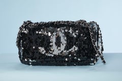 Chanel - Sac de soirée en sequins noirs et argentés, cuir et poignée en chaîne