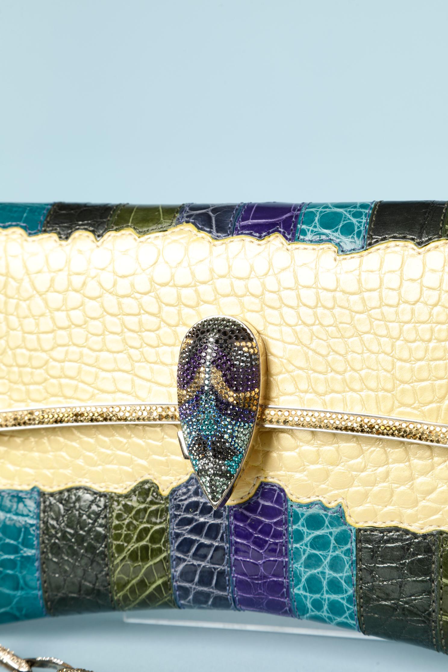Evening bag in crocodile patchwork and rhinestones.
Size: 21 cm X 14cm X 1 cm 