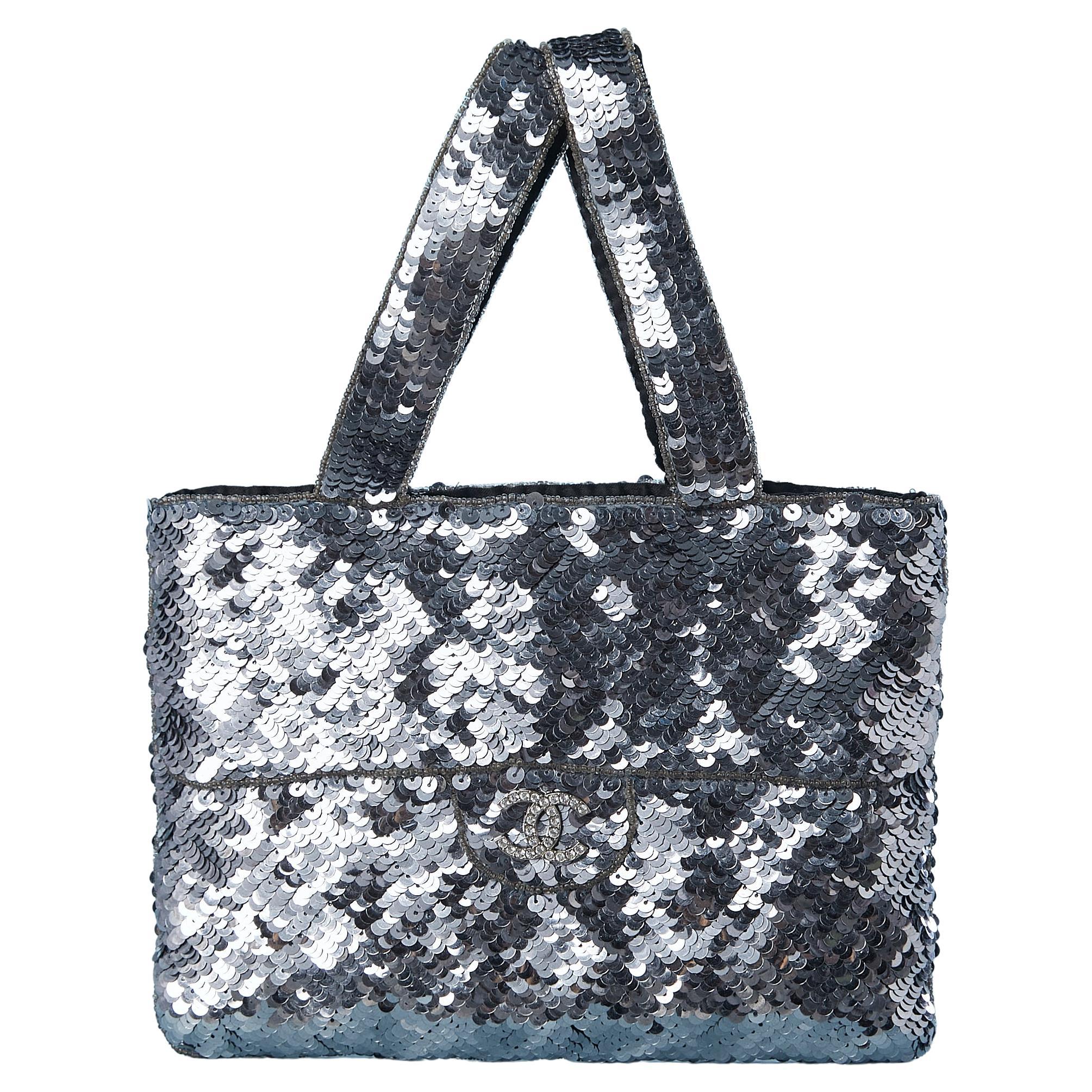 Evening bag in silver sequin, beads and rhinestone brand Chanel (Numbered )