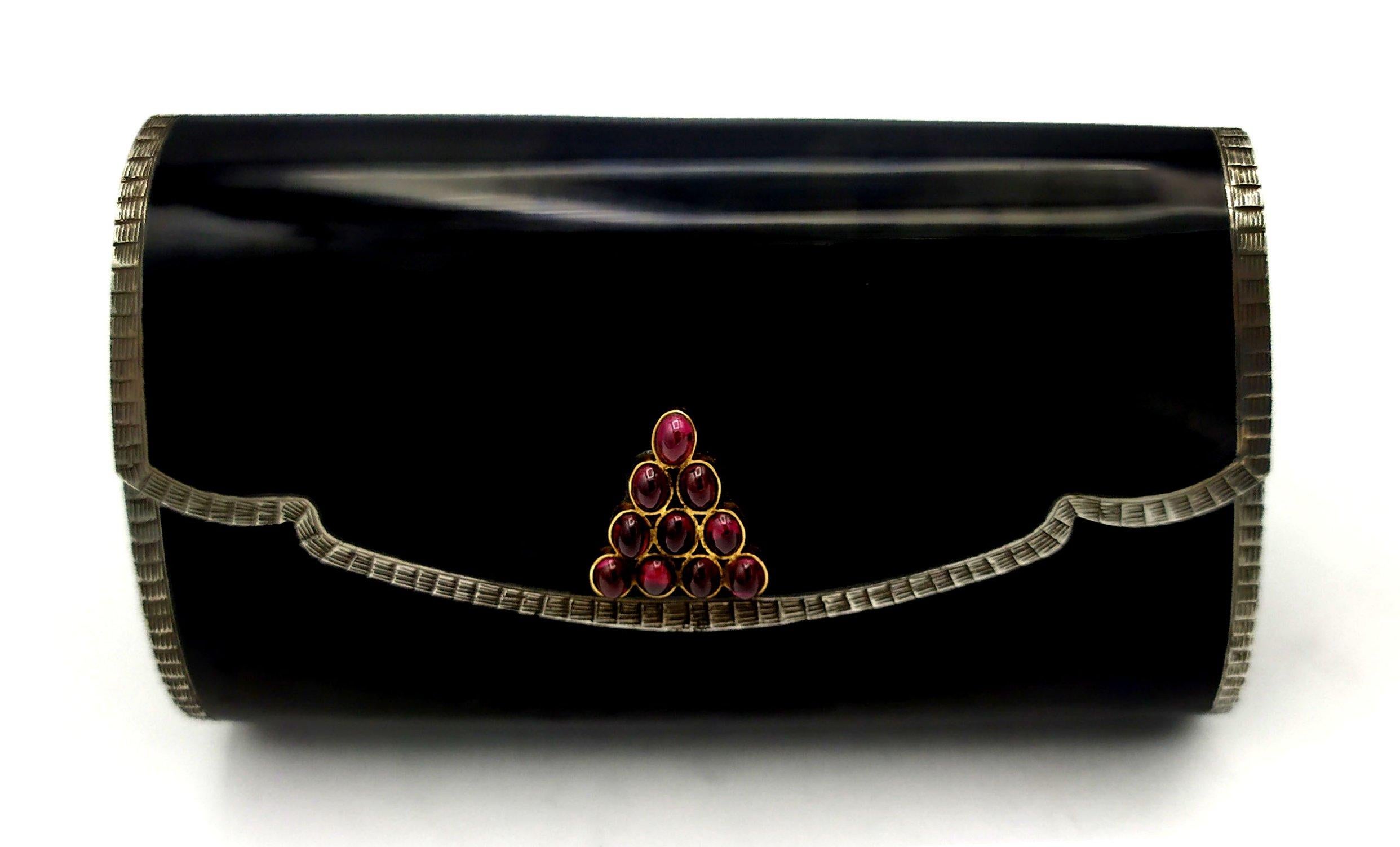Evening bag in the shape of an envelope in 925/1000 sterling silver with black fired enamel. Measure cm. 8.2 x 4.7 x 13.5 - interior with beveled mirror and velvet lining. With triangular bezel in 750/1000 gold (18 ct.) with setting of 10 rhodolite