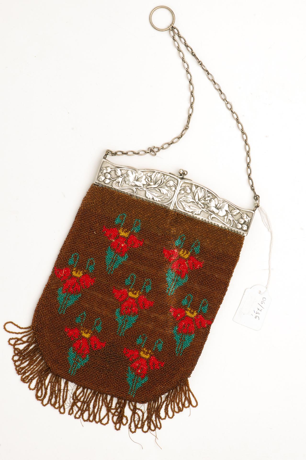 Choose among three evening bags: the price is the same for everyone.
1) Chestnut brown jais sweater, with red and green flowers; silver metal closure with double opening; Liberty period (or after) and original flowered lining, perfectly in order.