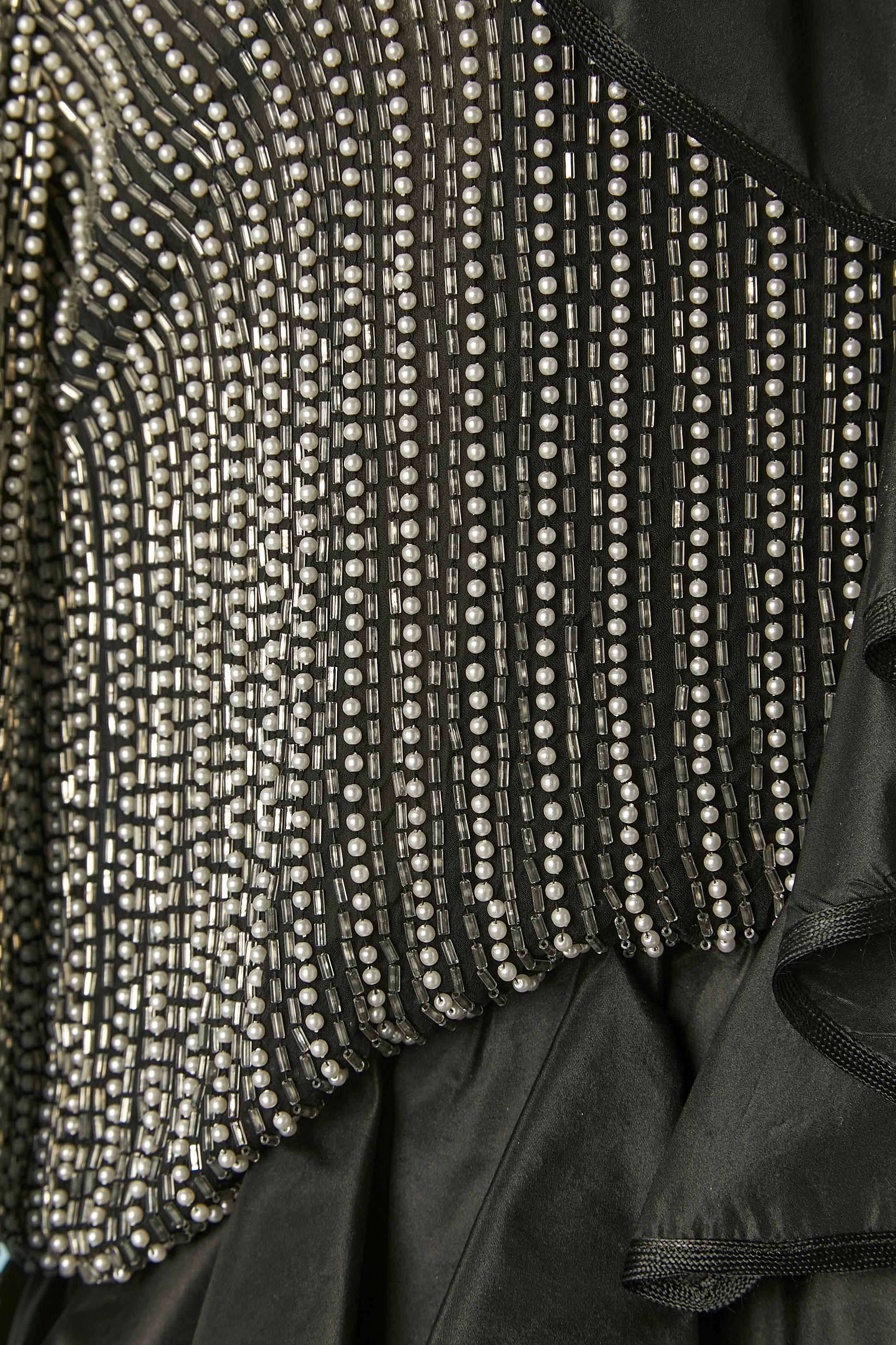 Abendliches, perlenbesetztes Chiffonhemd mit schwarzem Taftrüschenrand CIRCA 1970er Jahre  im Zustand „Hervorragend“ im Angebot in Saint-Ouen-Sur-Seine, FR