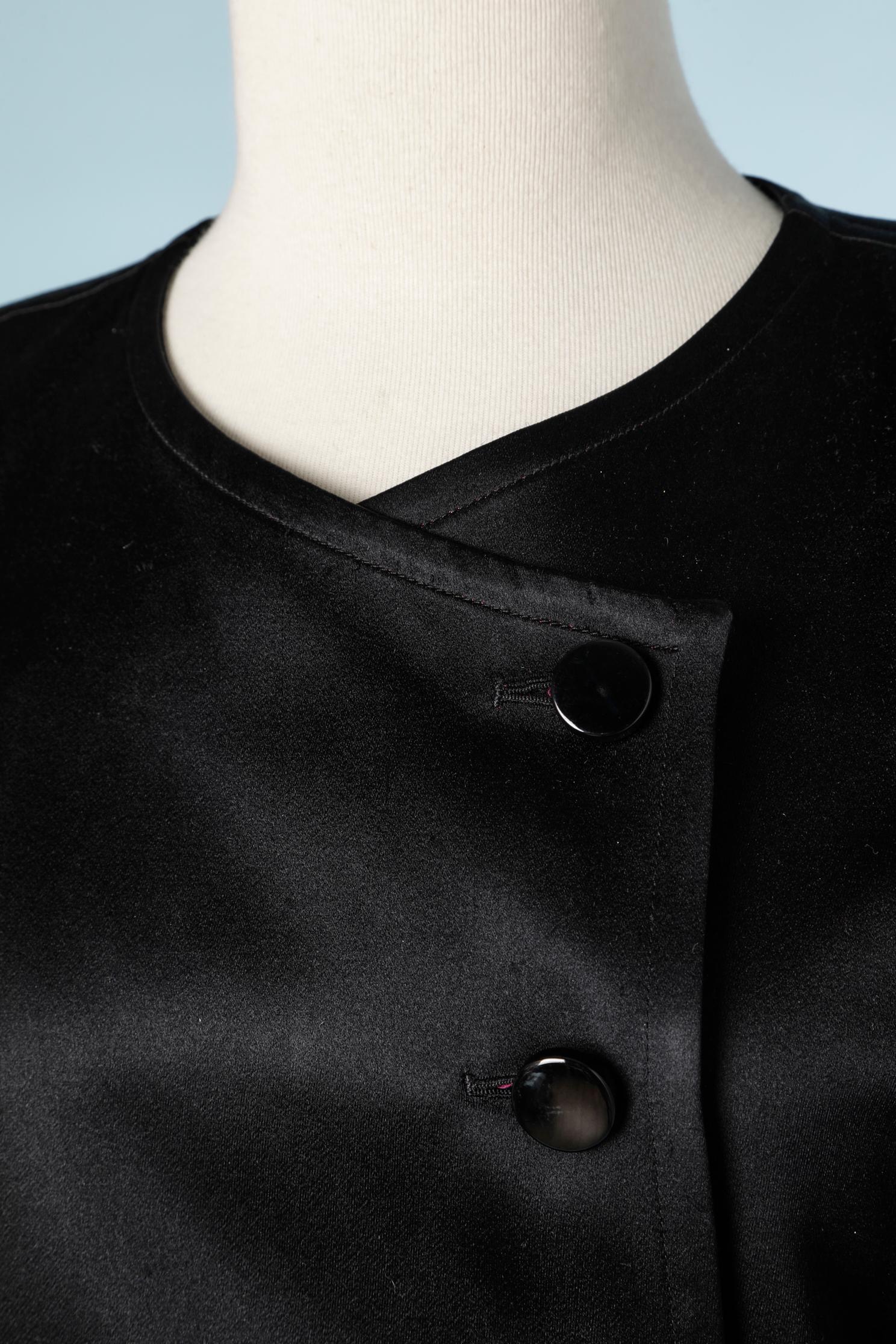 Costume de soirée jupe en satin de soie noir avec doublure et ceinture en fushia. icile asymétrique de bouton. 
TAILLE 38 (M) 