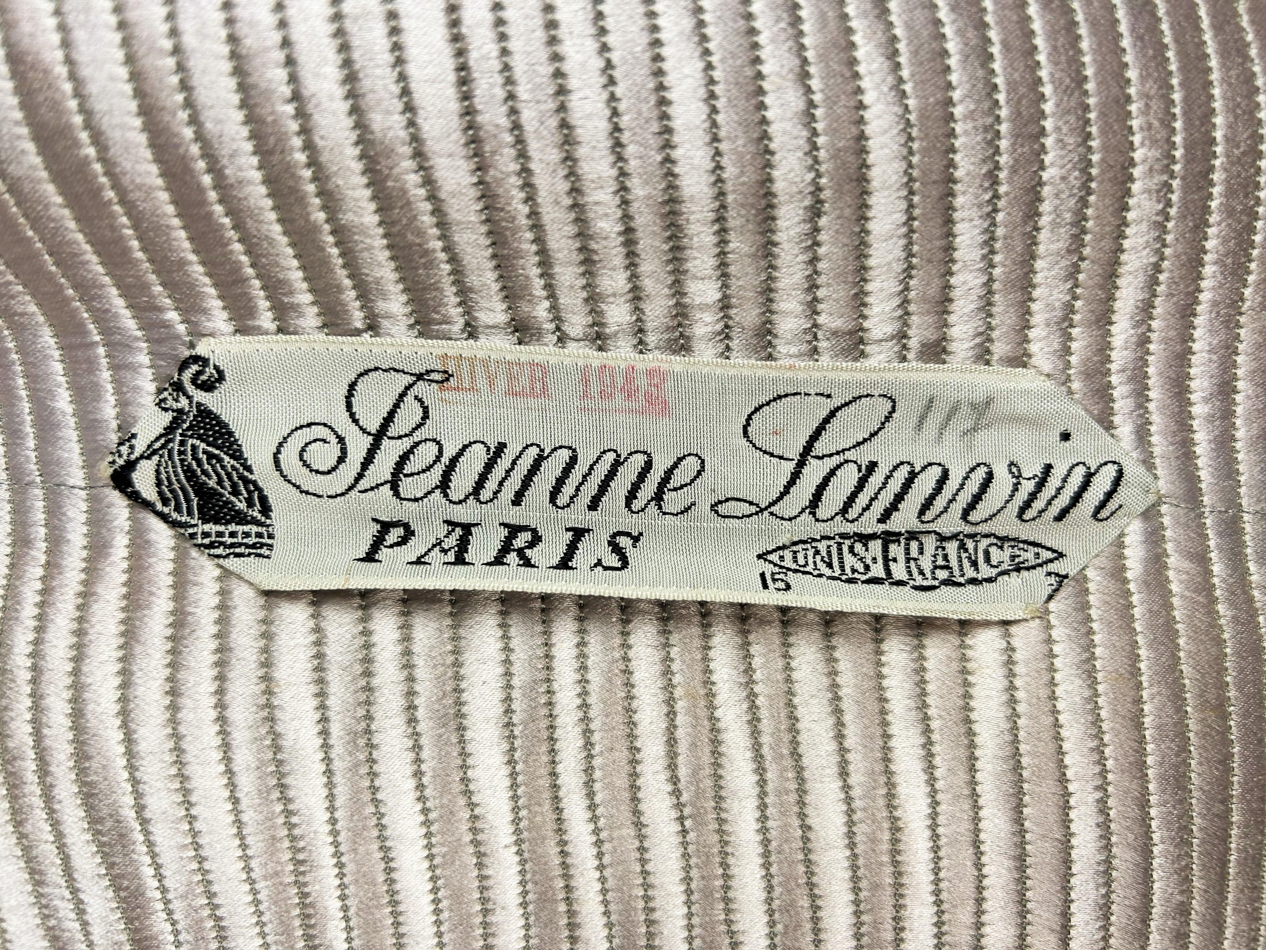Winter 1943 Collection'S

Paris

Kimono-Abendmantel aus Satin, vollständig übersteppt, von Jeanne Lanvin Haute Couture, Kollektion Winter 1943. Puderrosa Mantel mit dem Namen Rose Polignac als Hommage an ihre Tochter. Gerade geschnitten, vorne offen