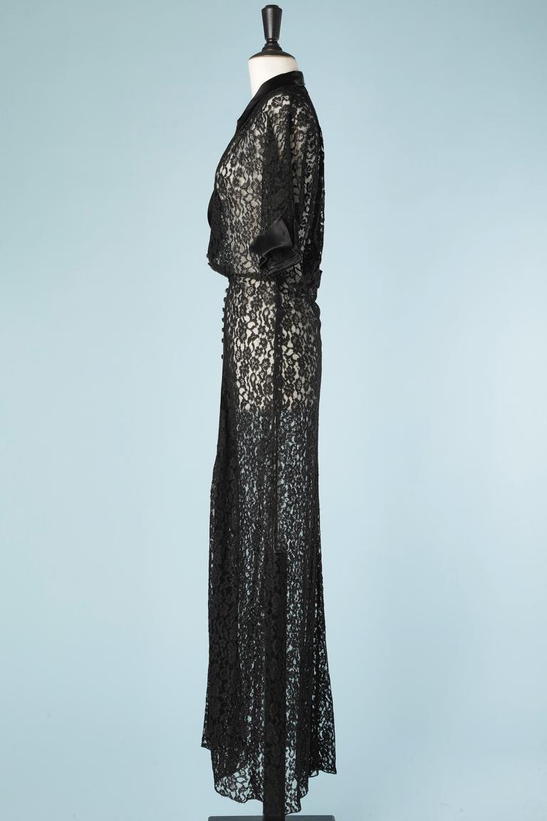 Evening coat in black lace with black silk satin edge and collar Circa 1930's  In Excellent Condition For Sale In Saint-Ouen-Sur-Seine, FR