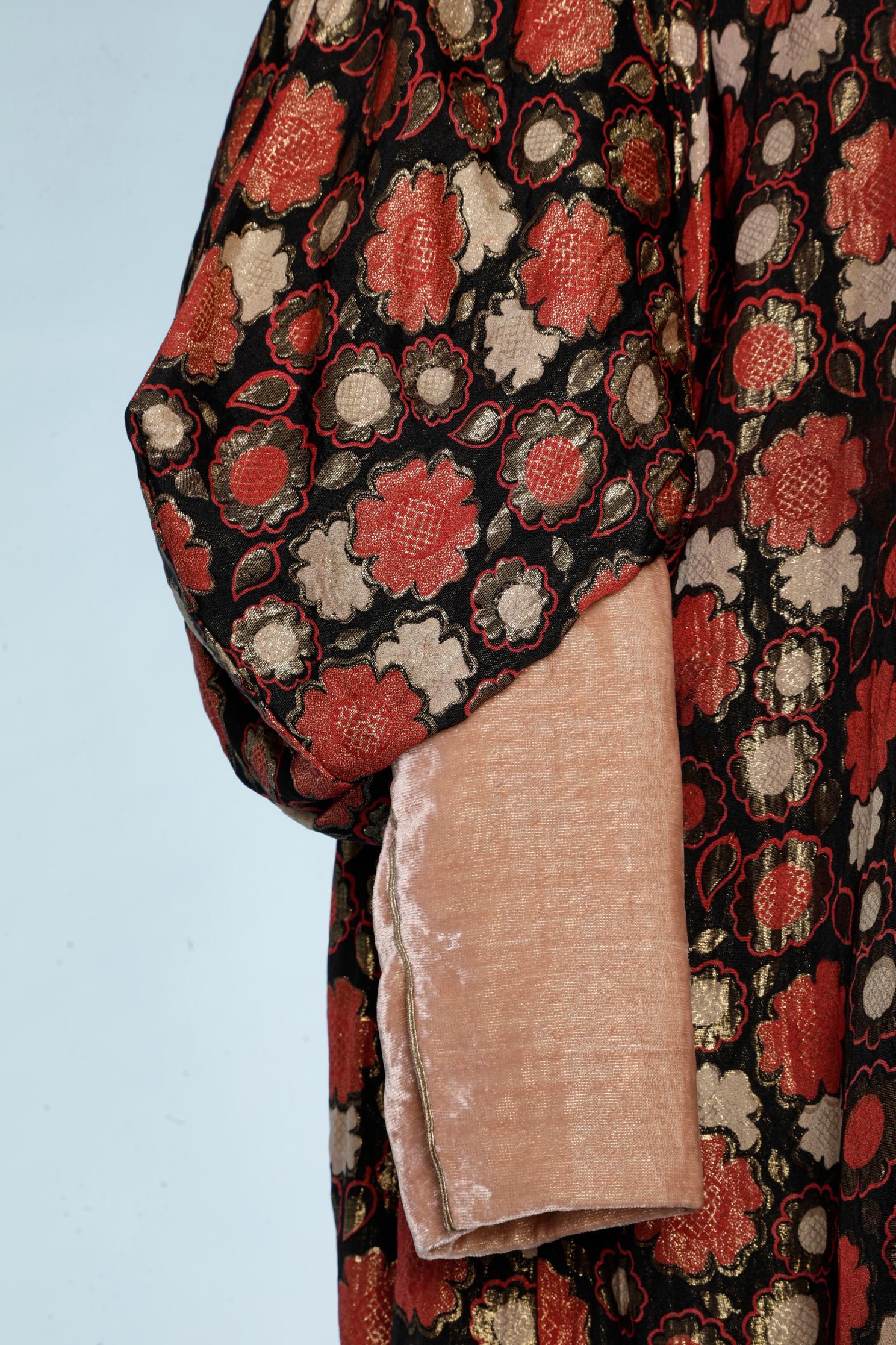 Manteau du soir en jacquard de lurex et velours de couleur saumon et or Circa 1925. La doublure est en soie saumon. 