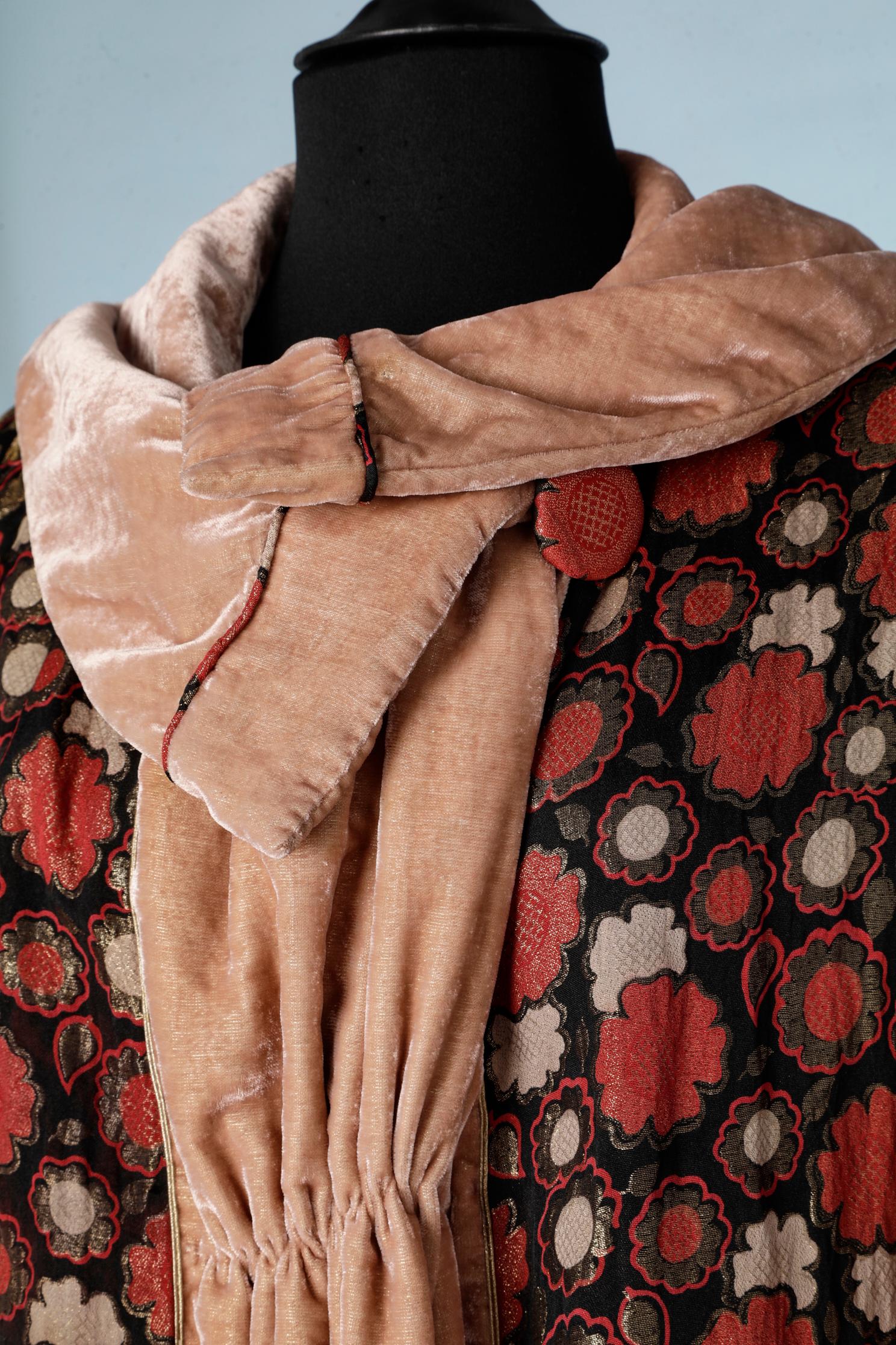 Marron Manteau de soirée en jacquard de lurex et velours de couleur saumon, circa 1925 en vente