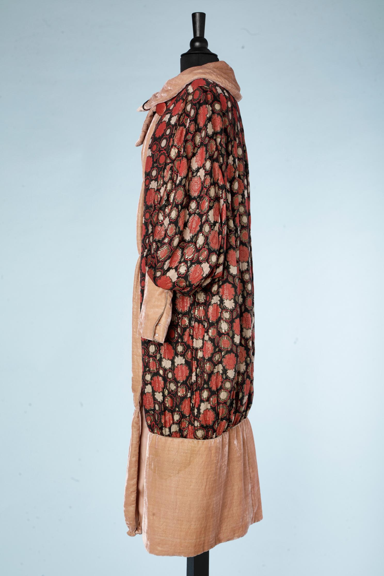 Manteau de soirée en jacquard de lurex et velours de couleur saumon, circa 1925  Pour femmes en vente