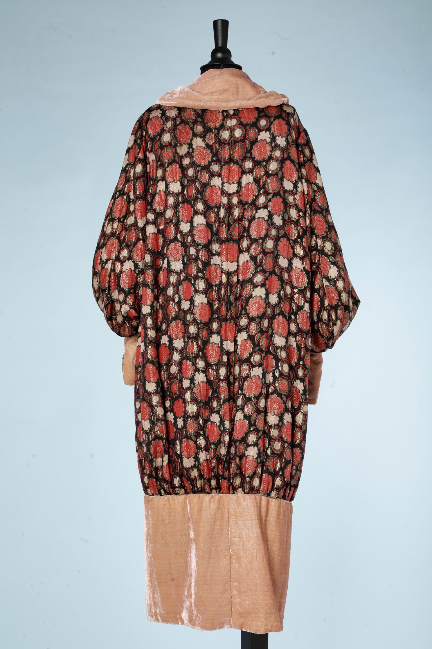 Women's Evening coat in lurex jacquard and salmon color velvet Circa 1925  For Sale
