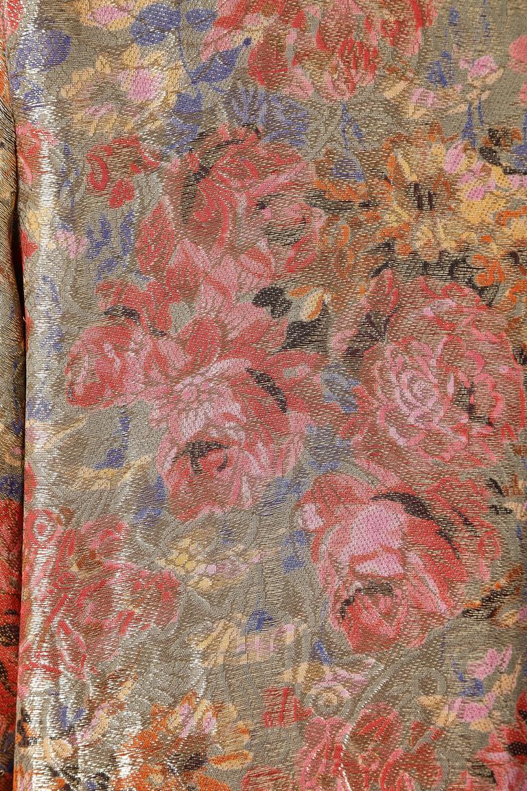 Abendmantel aus mehrfarbigem Jacquard-Seiden- Lurex aus Lyon (Frankreich)  Um 1920/30 im Zustand „Gut“ im Angebot in Saint-Ouen-Sur-Seine, FR