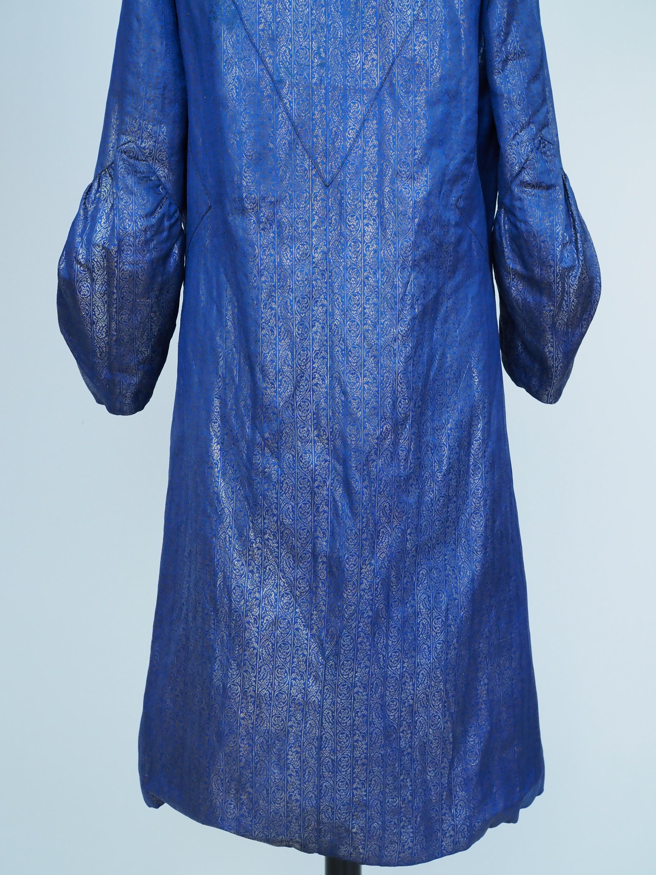 Abendlicher Couture-Mantel aus Silberlamé von Germaine Lecomte N°03871 Paris CIRCA 1930 im Angebot 11
