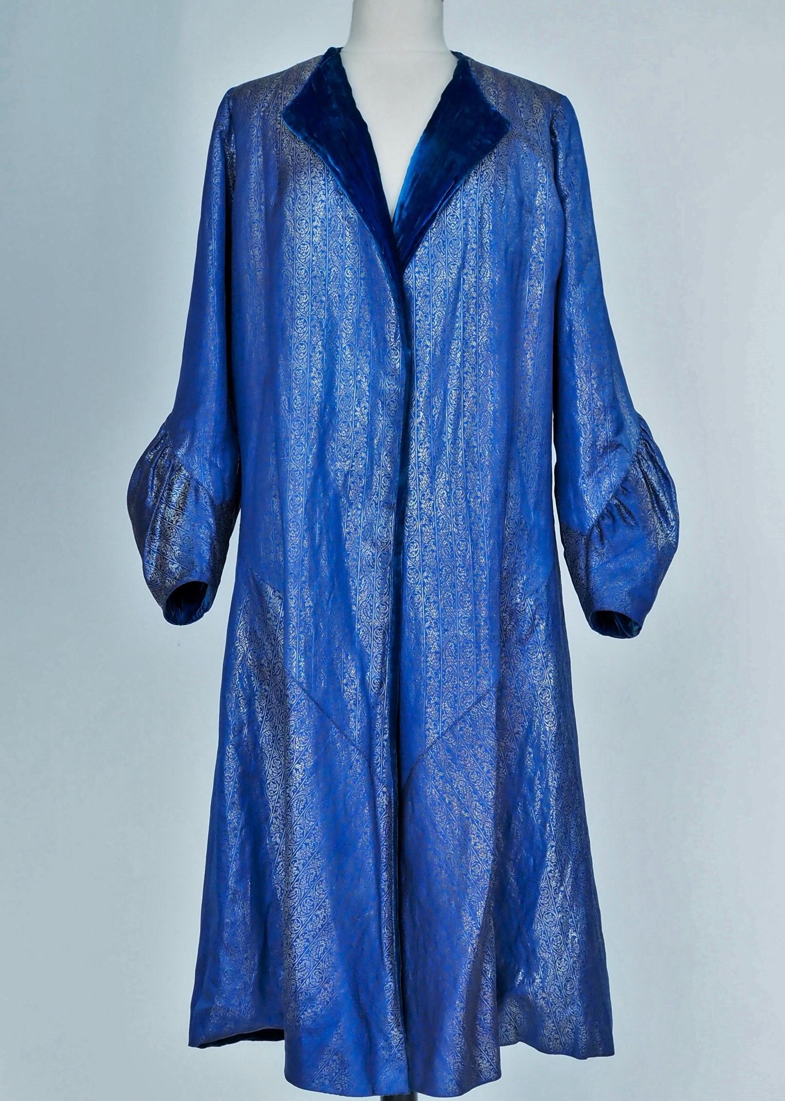 Abendlicher Couture-Mantel aus Silberlamé von Germaine Lecomte N°03871 Paris CIRCA 1930 im Angebot 14