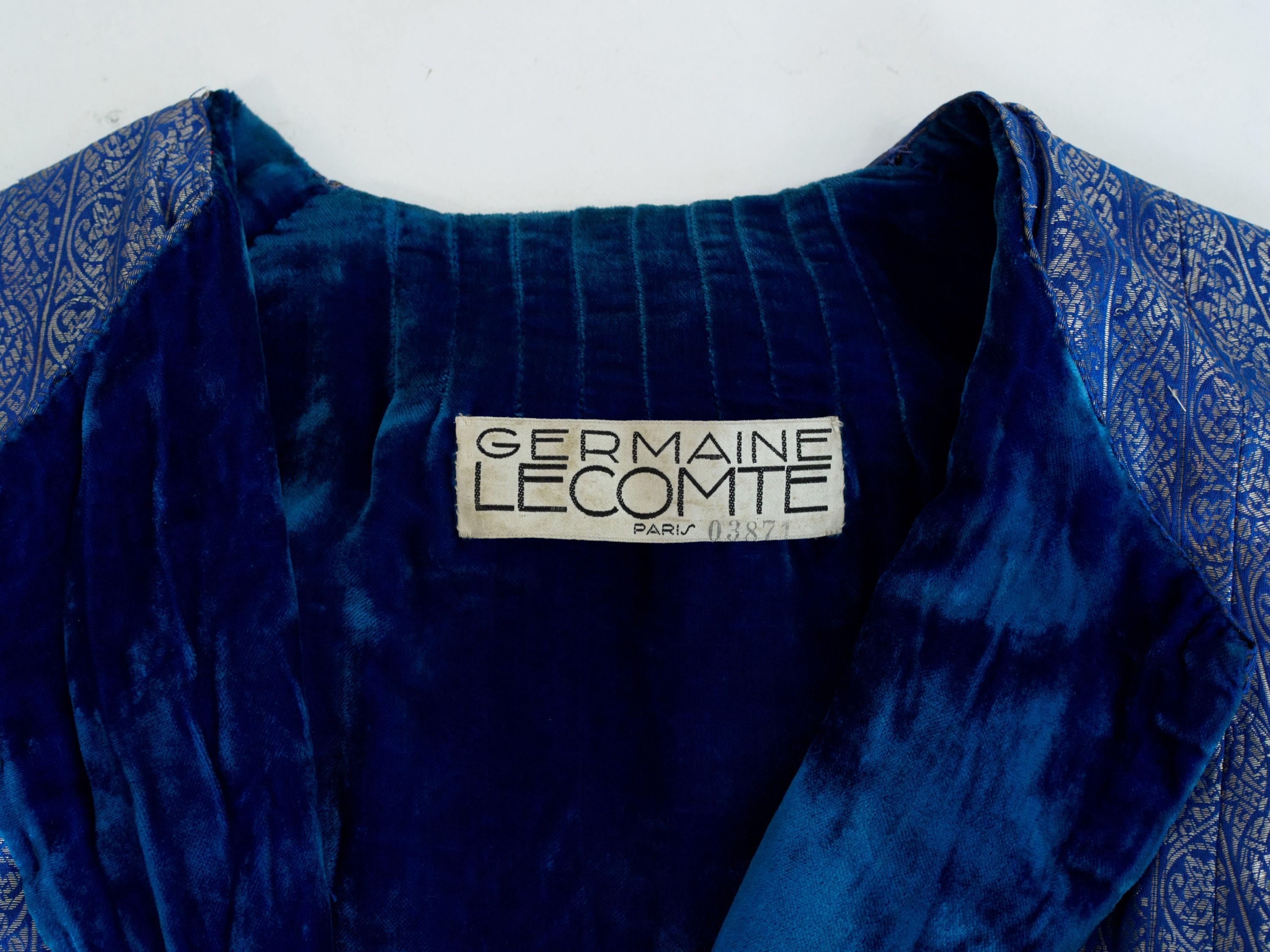 Circa 1930

France

Beautiful evening coat in blue lamé silver silk branded by Germaine Lecomte, famous Parisian House and dating from the 1930s. Straight cut without collar in yoke in triangles giving fullness to the bottom of the coat. Straight
