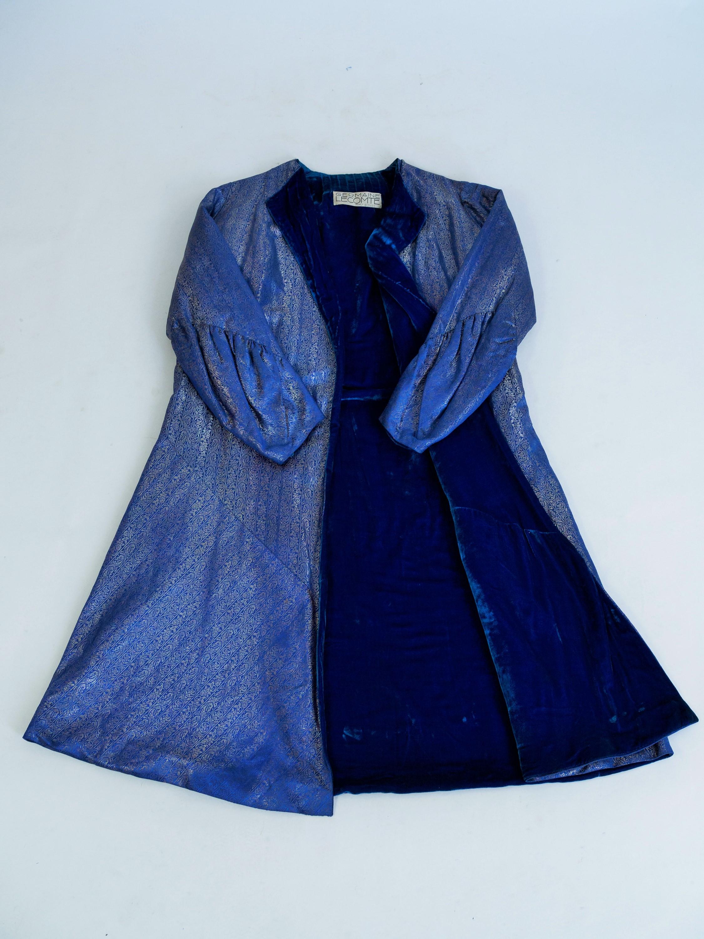 Abendlicher Couture-Mantel aus Silberlamé von Germaine Lecomte N°03871 Paris CIRCA 1930 (Blau) im Angebot