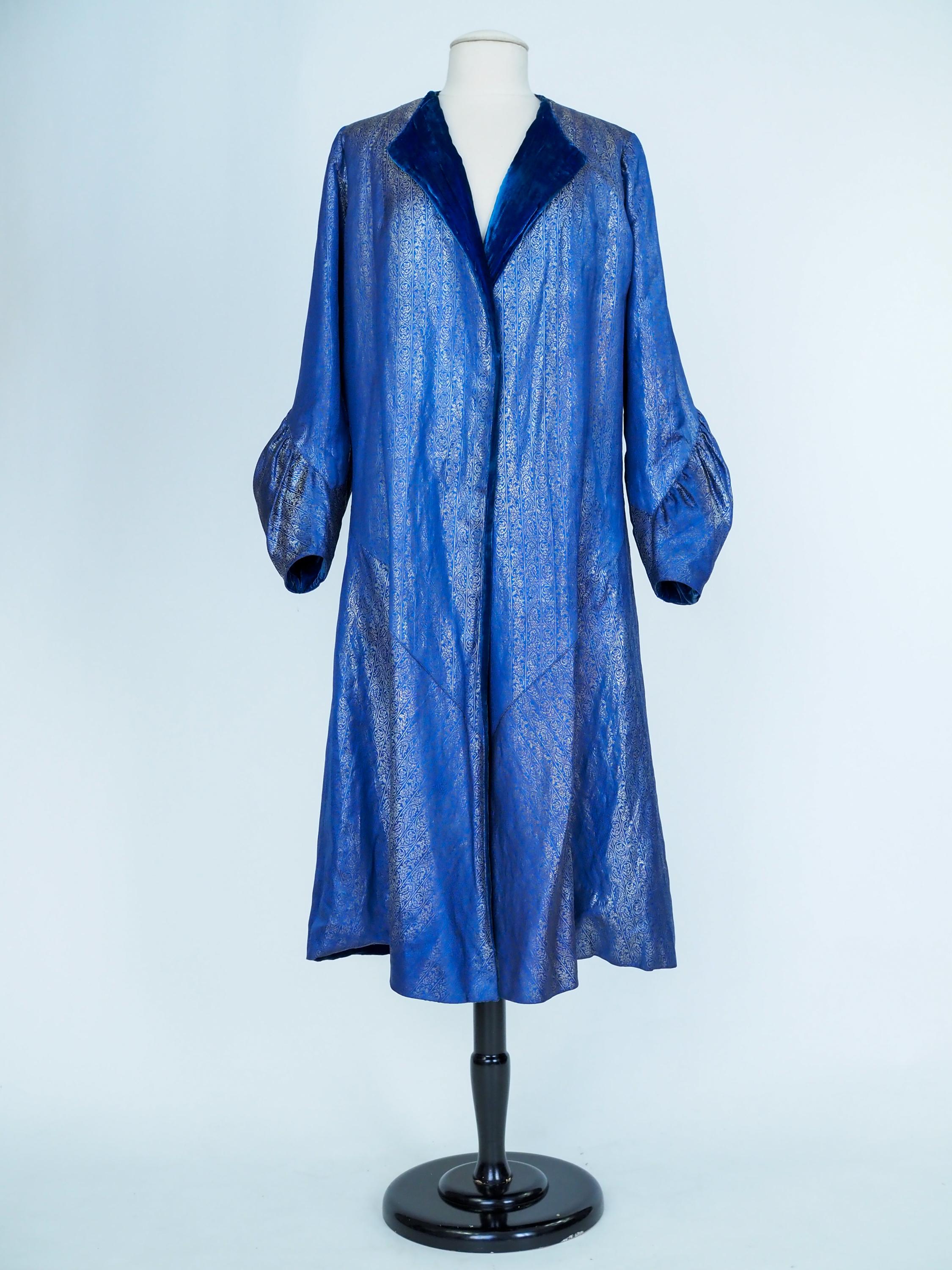 Women's Evening Couture coat in silver lamé by Germaine Lecomte N°03871 Paris Circa 1930 For Sale