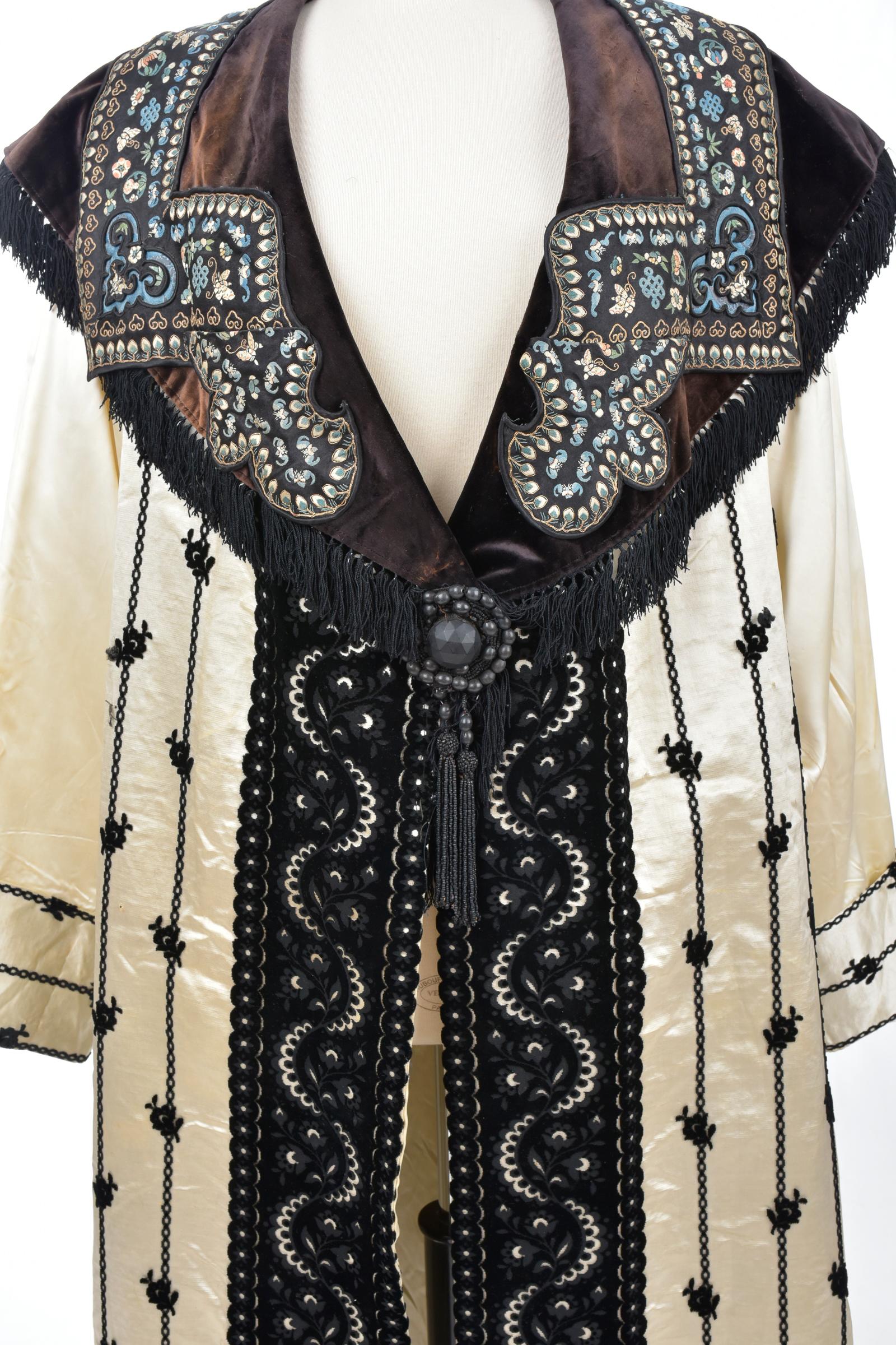 Circa 1915 - 1920
France

Beautiful evening coat in velvet brocaded satin and wide velvet collar applied with Qing embroidery on satin dating from the Orientalist period of the Ballets Russes around 1915. Large brown velvet collar applied Chinese