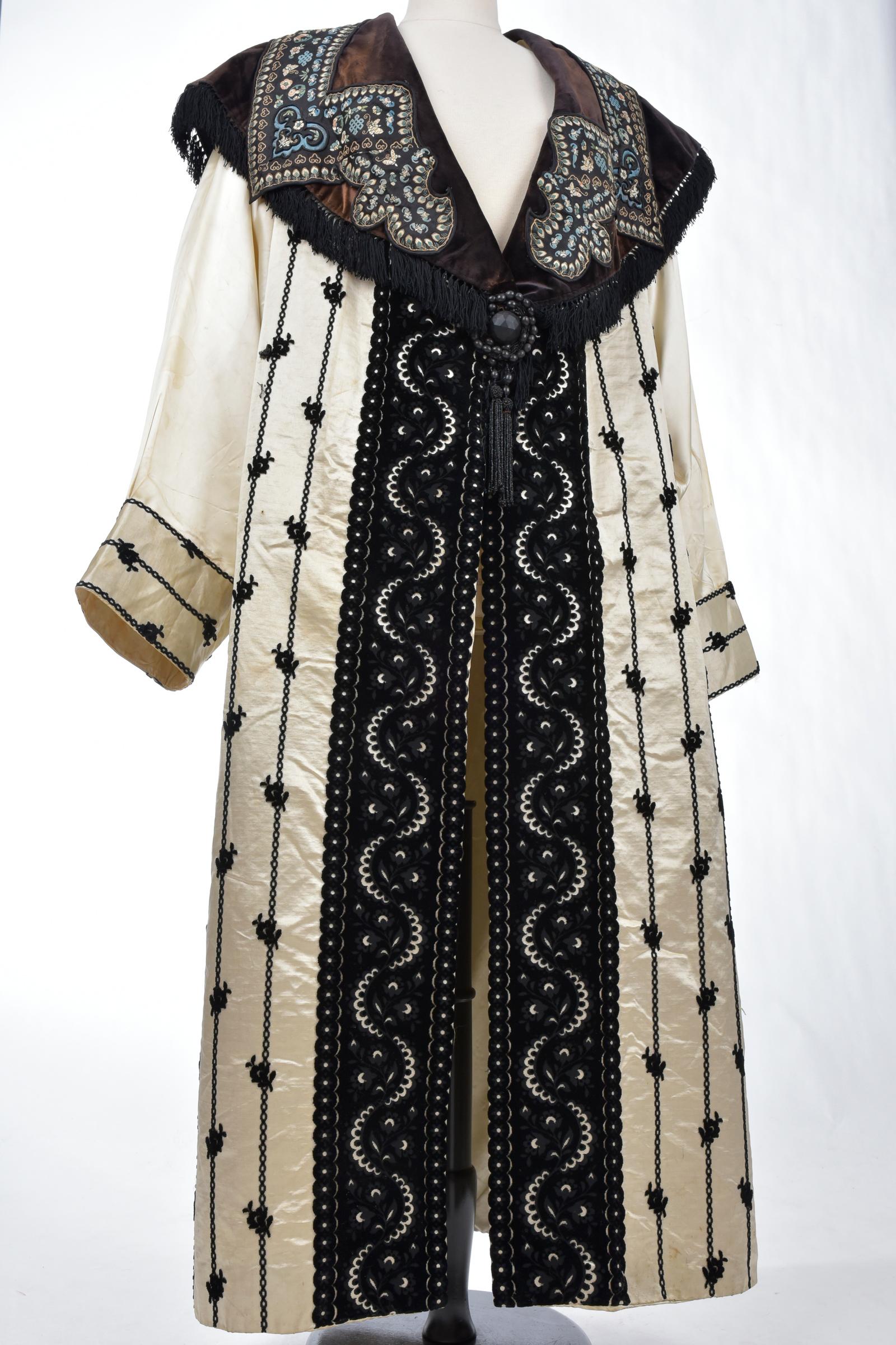 Evening coat in velvet brocaded satin and Qing embroidery  - France Circa 1915 4