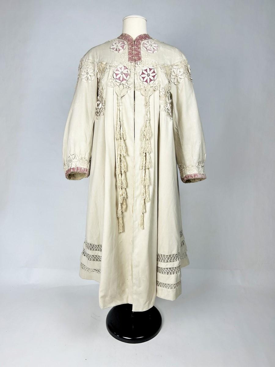 Beige Evening coat in wool felt applied with embroidery, by Chellier Paris Circa 1910 For Sale