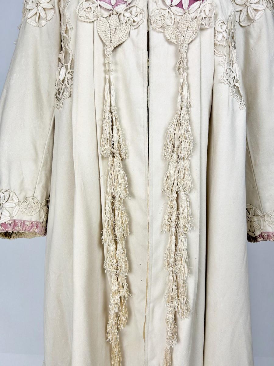 Evening coat in wool felt applied with embroidery, by Chellier Paris Circa 1910 In Fair Condition For Sale In Toulon, FR