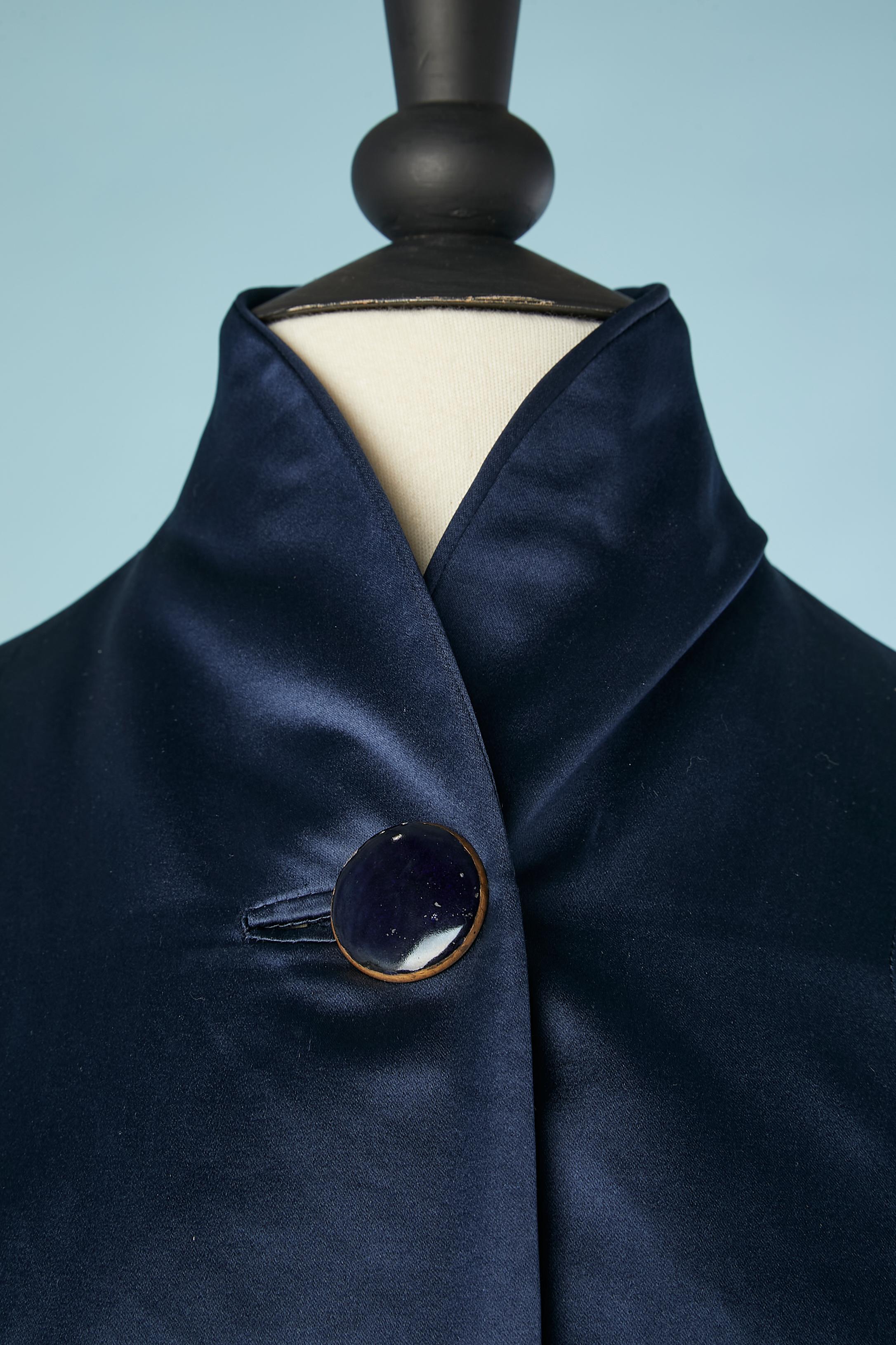 Manteau de soirée  légèrement paddée en satin de soie bleu nuit avec doublure en satin rouge. Un bouton au milieu de l'avant sur le dessus. Poches sur les deux côtés. 
TAILLE 44 (Fr) L 