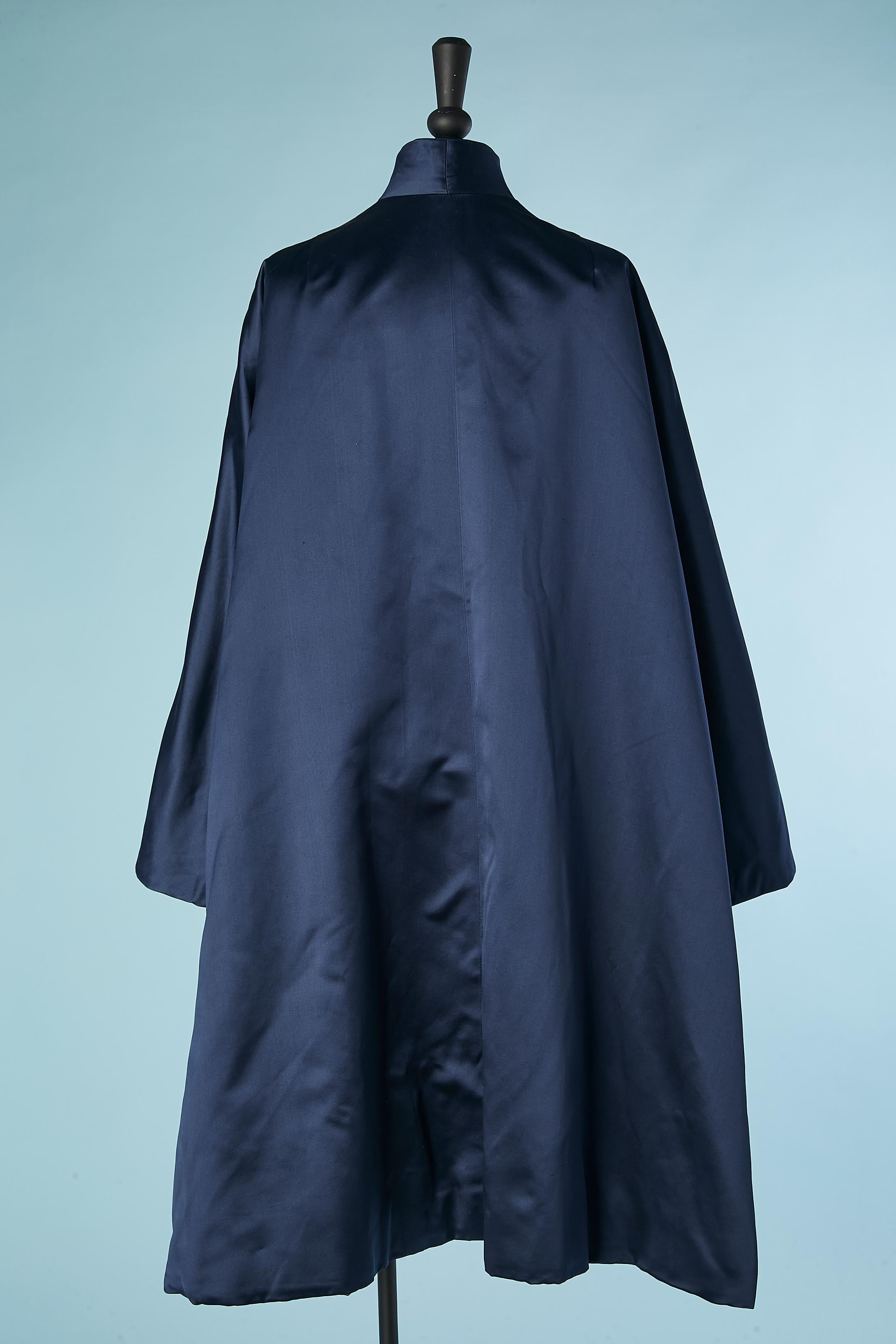 Manteau de soirée légèrement rembourré en satin de soie bleu nuit  Schiaparelli 1950's  Pour femmes en vente