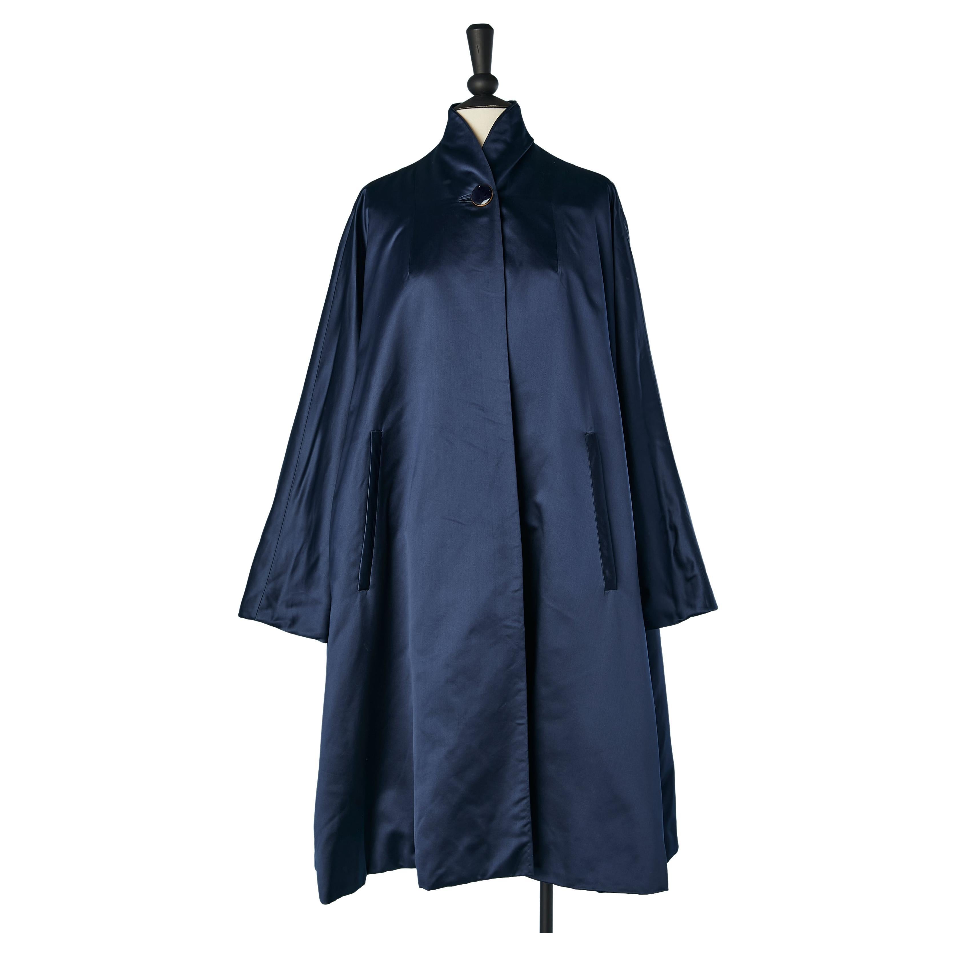 Manteau de soirée légèrement rembourré en satin de soie bleu nuit  Schiaparelli 1950's  en vente