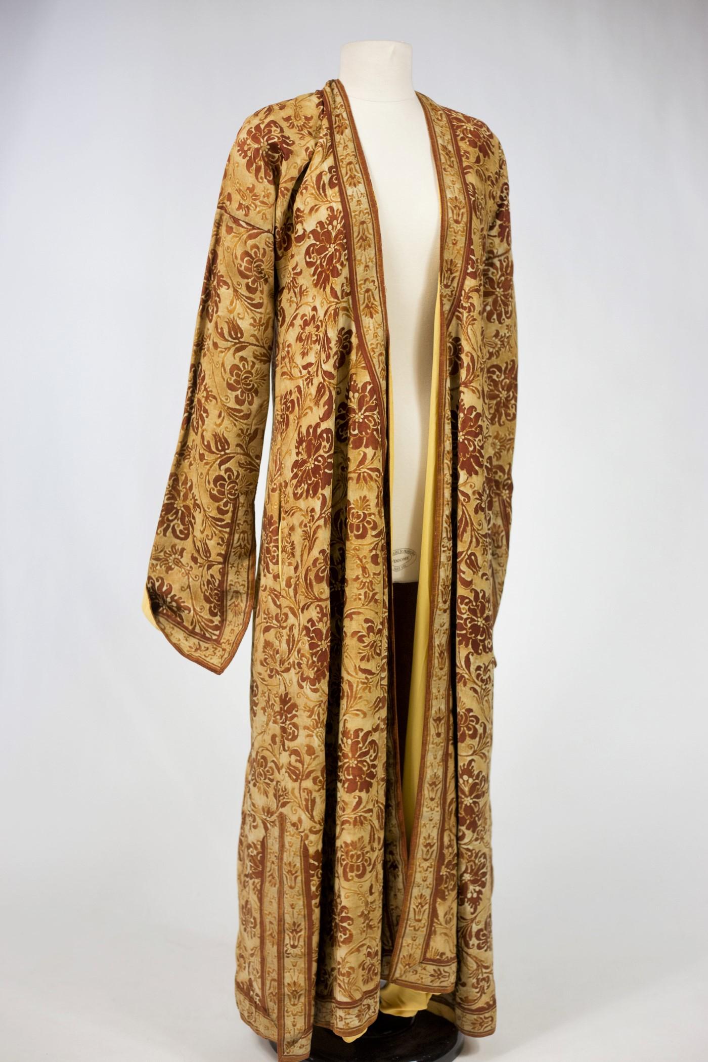Evening coat or Kaftan in printed cotton by Mariano Fortuny Circa 1950 5