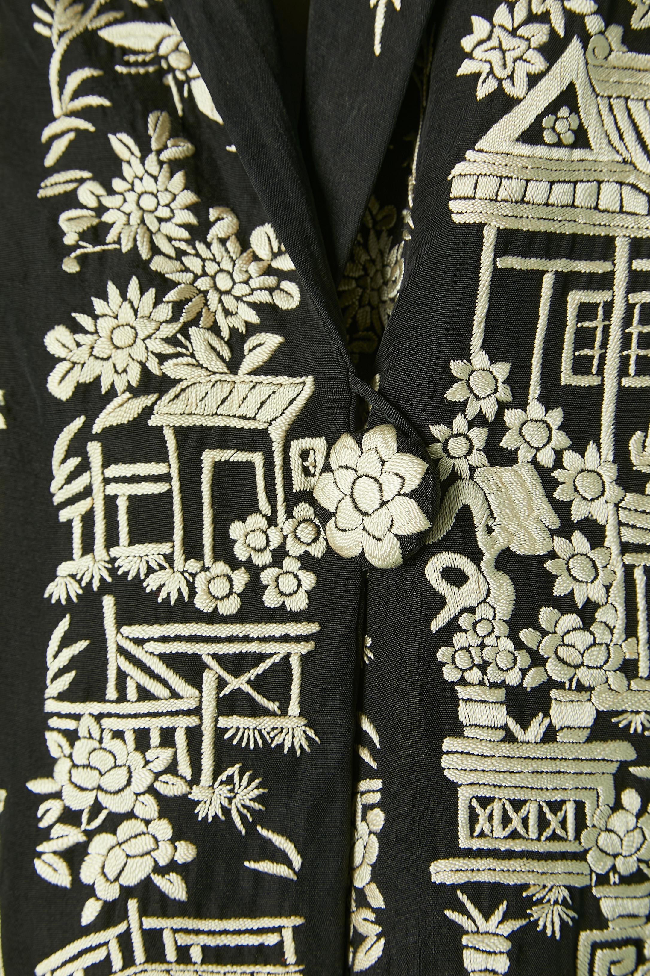 Black Evening coat with off-white silk embroideries chinese inspiration Circa 1925's For Sale