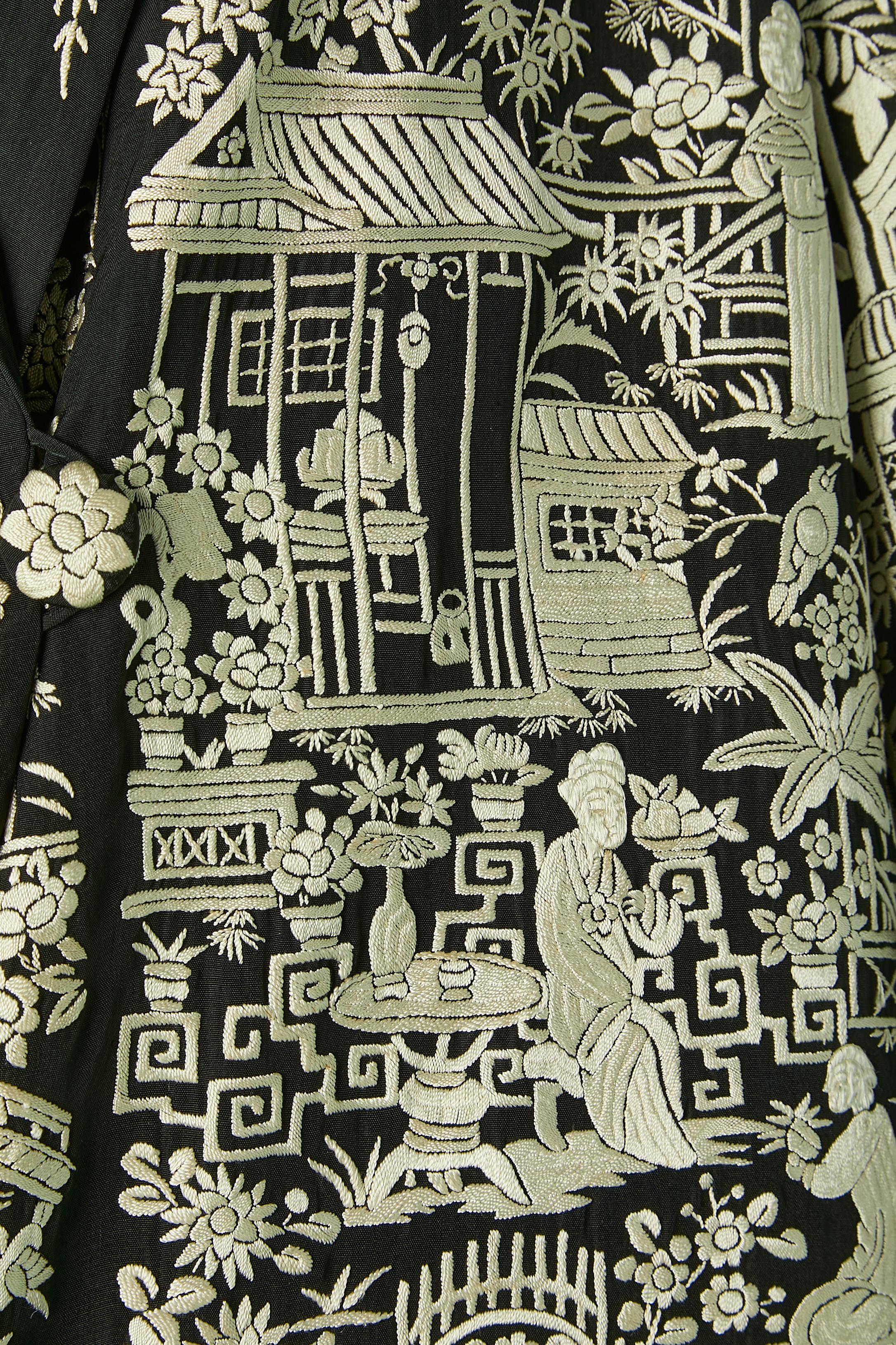 Evening coat with off-white silk embroideries chinese inspiration Circa 1925's In Excellent Condition For Sale In Saint-Ouen-Sur-Seine, FR